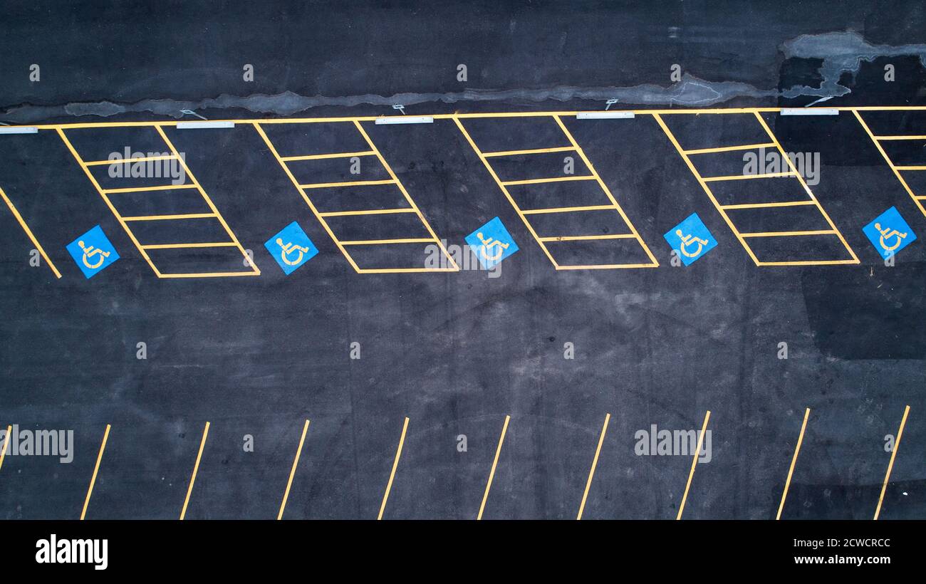 Reihe von leeren Behindertenparkplätzen auf einem Parkplatz Stockfoto