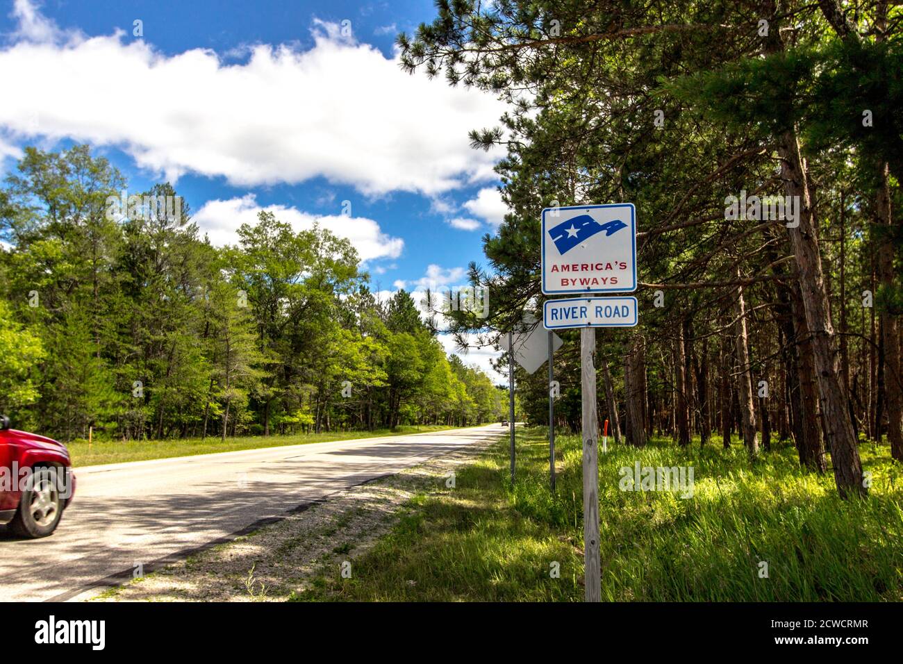Schild für die River Road Scenic Byway im Huron Manistee National Forest. Die landschaftlich reizvolle Straße schlängelt sich durch den Wald im Norden von Michigan. Stockfoto