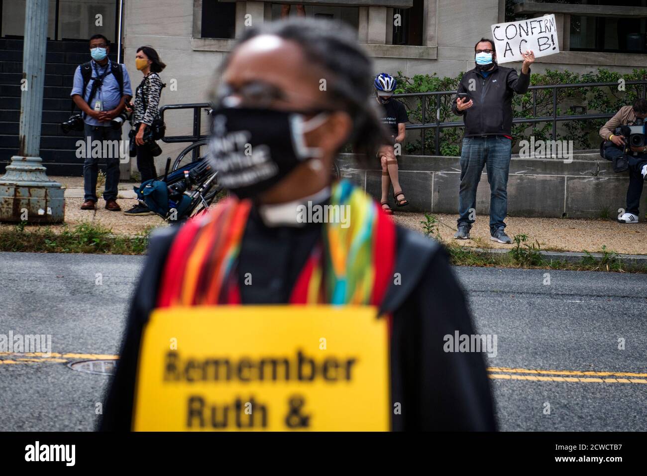 Eine Gruppe von Geistlichen, Rabbinern und Imamen, angeführt von Rev. Dr. William Barber II., marschieren vom US-Kapitol zum Dirksen Senate Office Building während eines marsches und beten-in, um sich an die Richter des Obersten Gerichtshofs Ruth Bader Ginsburg zu erinnern und "Remember Ruth & Breonna: Rise Up & Vote' in Washington, DC., Dienstag, 29. September 2020.Quelle: Rod Lampey/Consolidated News Fotos zur weltweiten Nutzung Stockfoto