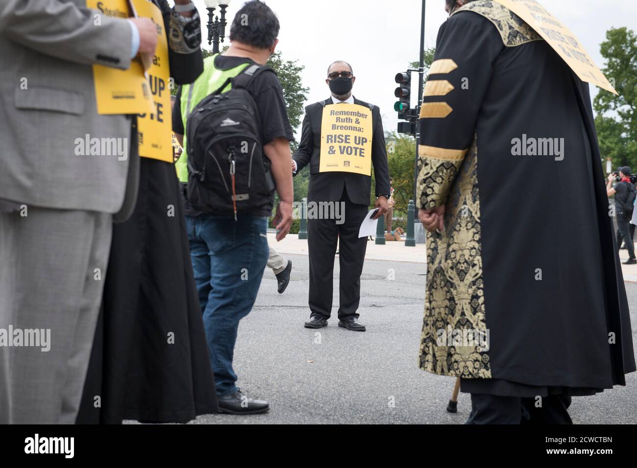 Eine Gruppe von Geistlichen, Rabbinern und Imamen, angeführt von Rev. Dr. William Barber II., marschieren vom US-Kapitol zum Dirksen Senate Office Building während eines marsches und beten-in, um sich an die Richter des Obersten Gerichtshofs Ruth Bader Ginsburg zu erinnern und "Remember Ruth & Breonna: Rise Up & Vote' in Washington, DC., Dienstag, 29. September 2020.Quelle: Rod Lampey/Consolidated News Fotos zur weltweiten Nutzung Stockfoto