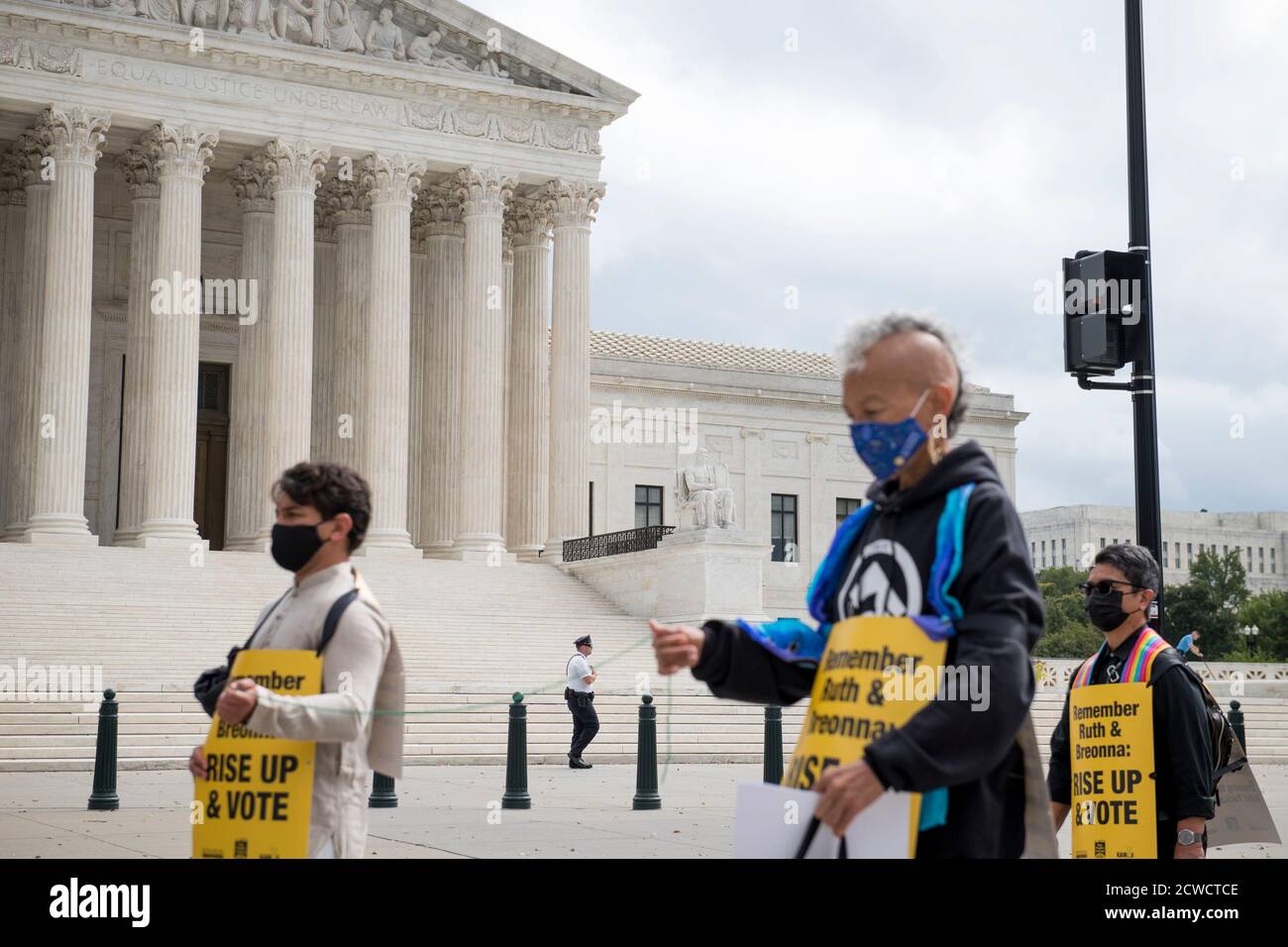 Eine Gruppe von Geistlichen, Rabbinern und Imamen, angeführt von Rev. Dr. William Barber II., marschieren vom US-Kapitol zum Dirksen Senate Office Building während eines marsches und beten-in, um sich an die Richter des Obersten Gerichtshofs Ruth Bader Ginsburg zu erinnern und "Remember Ruth & Breonna: Rise Up & Vote' in Washington, DC., Dienstag, 29. September 2020.Quelle: Rod Lampey/Consolidated News Fotos zur weltweiten Nutzung Stockfoto