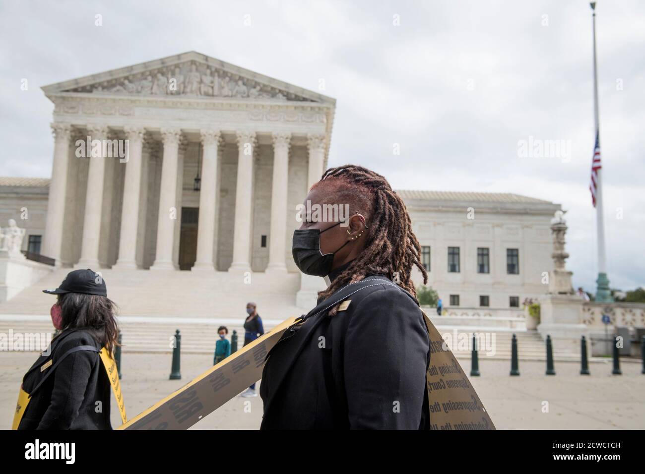 Eine Gruppe von Geistlichen, Rabbinern und Imamen, angeführt von Rev. Dr. William Barber II., marschieren vom US-Kapitol zum Dirksen Senate Office Building während eines marsches und beten-in, um sich an die Richter des Obersten Gerichtshofs Ruth Bader Ginsburg zu erinnern und "Remember Ruth & Breonna: Rise Up & Vote' in Washington, DC., Dienstag, 29. September 2020.Quelle: Rod Lampey/Consolidated News Fotos zur weltweiten Nutzung Stockfoto