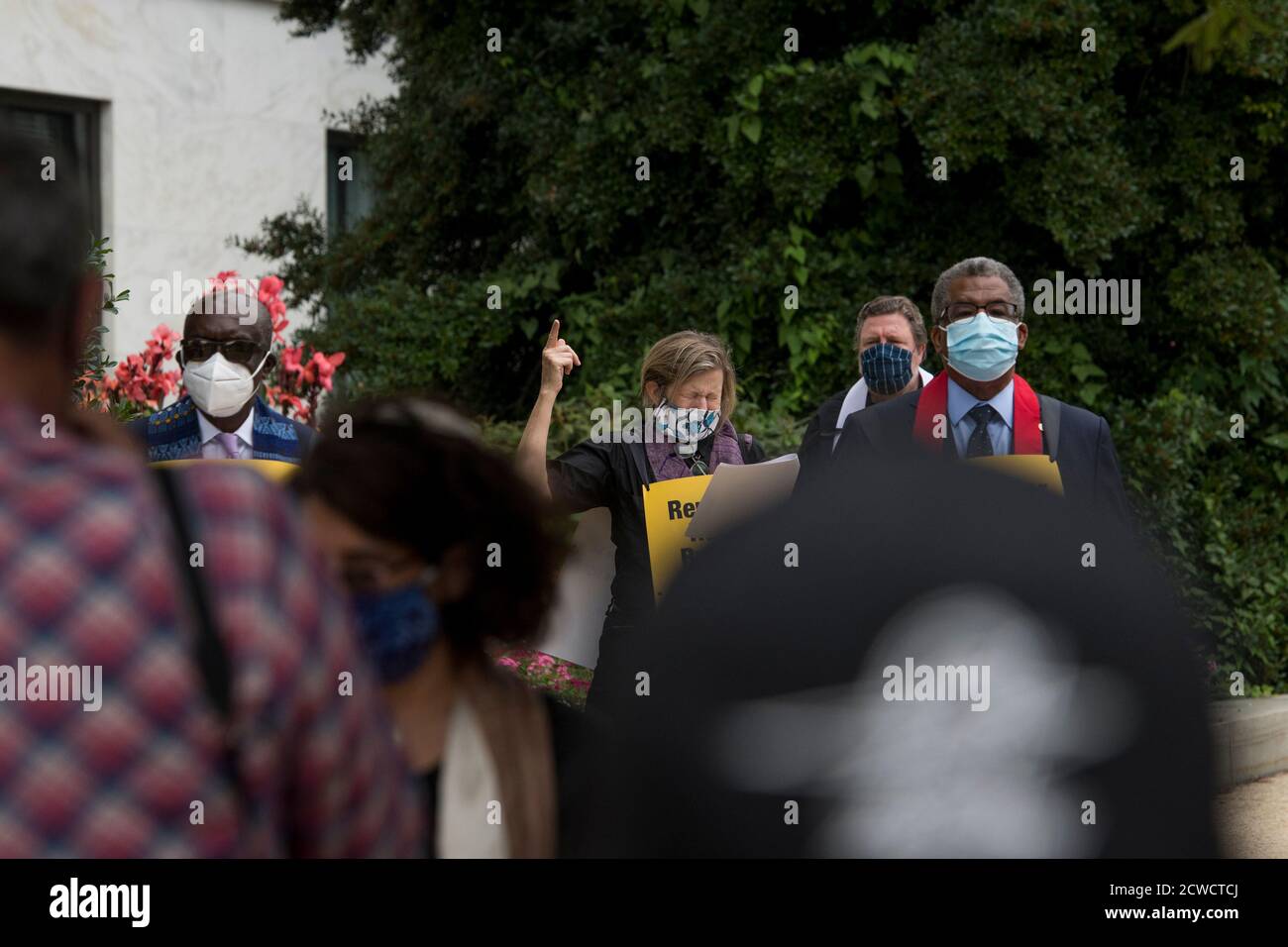 Eine Gruppe von Geistlichen, Rabbinern und Imamen, angeführt von Rev. Dr. William Barber II., marschieren vom US-Kapitol zum Dirksen Senate Office Building während eines marsches und beten-in, um sich an die Richter des Obersten Gerichtshofs Ruth Bader Ginsburg zu erinnern und "Remember Ruth & Breonna: Rise Up & Vote' in Washington, DC., Dienstag, 29. September 2020.Quelle: Rod Lampey/Consolidated News Fotos zur weltweiten Nutzung Stockfoto