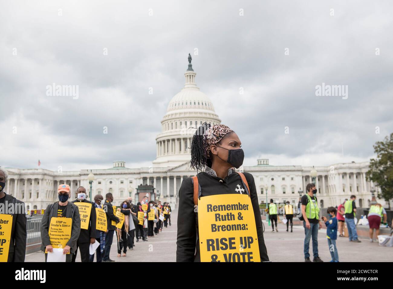 Eine Gruppe von Geistlichen, Rabbinern und Imamen, angeführt von Rev. Dr. William Barber II., marschieren vom US-Kapitol zum Dirksen Senate Office Building während eines marsches und beten-in, um sich an die Richter des Obersten Gerichtshofs Ruth Bader Ginsburg zu erinnern und "Remember Ruth & Breonna: Rise Up & Vote' in Washington, DC., Dienstag, 29. September 2020.Quelle: Rod Lampey/Consolidated News Fotos zur weltweiten Nutzung Stockfoto