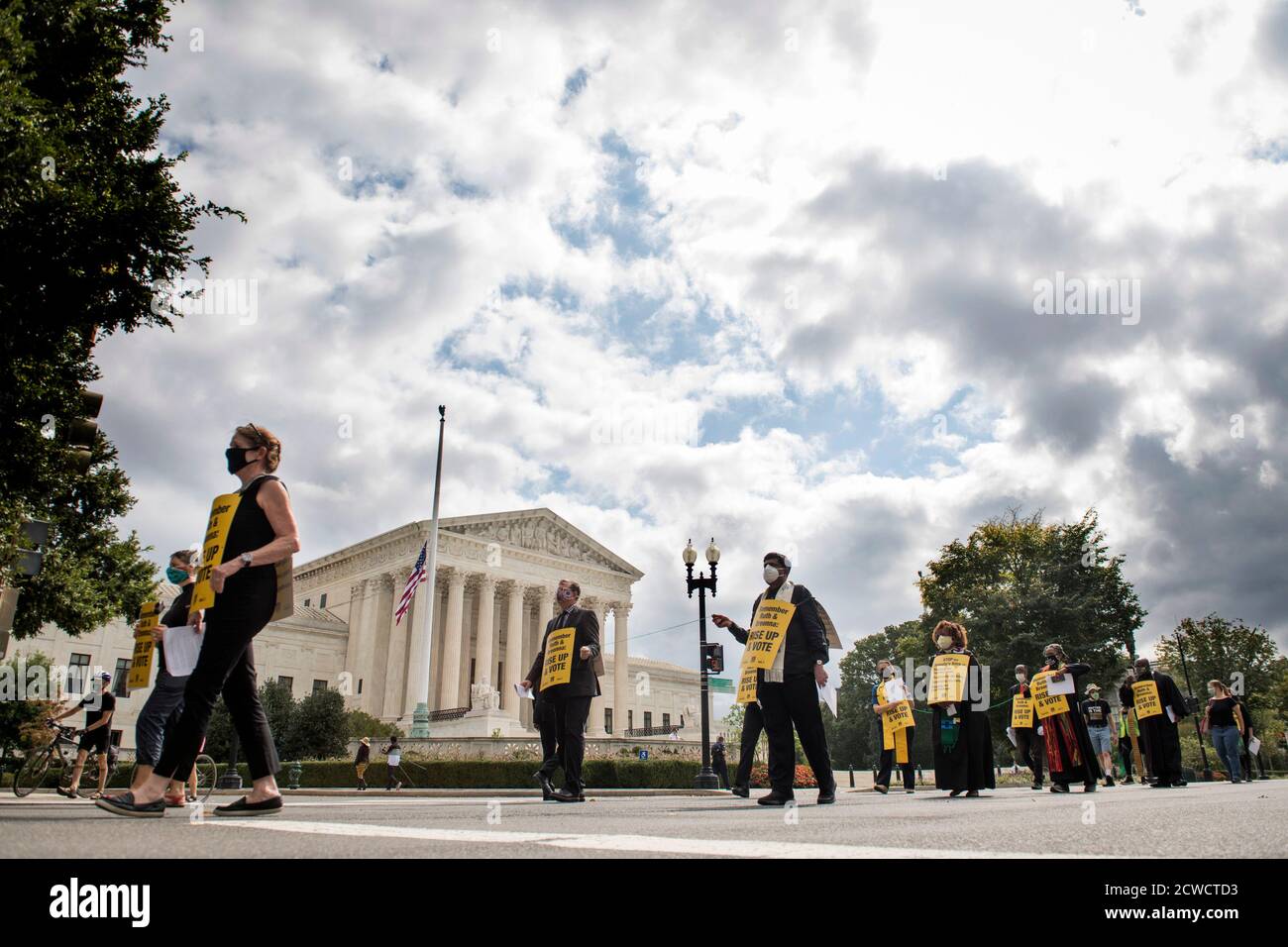 Eine Gruppe von Geistlichen, Rabbinern und Imamen, angeführt von Rev. Dr. William Barber II., marschieren vom US-Kapitol zum Dirksen Senate Office Building während eines marsches und beten-in, um sich an die Richter des Obersten Gerichtshofs Ruth Bader Ginsburg zu erinnern und "Remember Ruth & Breonna: Rise Up & Vote' in Washington, DC., Dienstag, 29. September 2020.Quelle: Rod Lampey/Consolidated News Fotos zur weltweiten Nutzung Stockfoto
