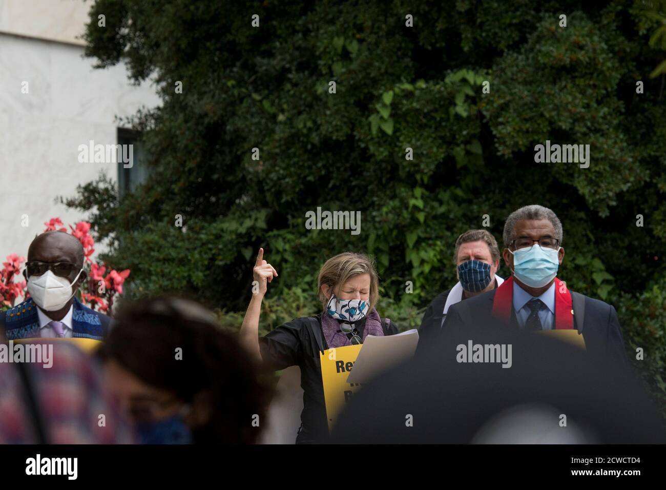 Eine Gruppe von Geistlichen, Rabbinern und Imamen, angeführt von Rev. Dr. William Barber II., marschieren vom US-Kapitol zum Dirksen Senate Office Building während eines marsches und beten-in, um sich an die Richter des Obersten Gerichtshofs Ruth Bader Ginsburg zu erinnern und "Remember Ruth & Breonna: Rise Up & Vote' in Washington, DC., Dienstag, 29. September 2020.Quelle: Rod Lampey/Consolidated News Fotos zur weltweiten Nutzung Stockfoto