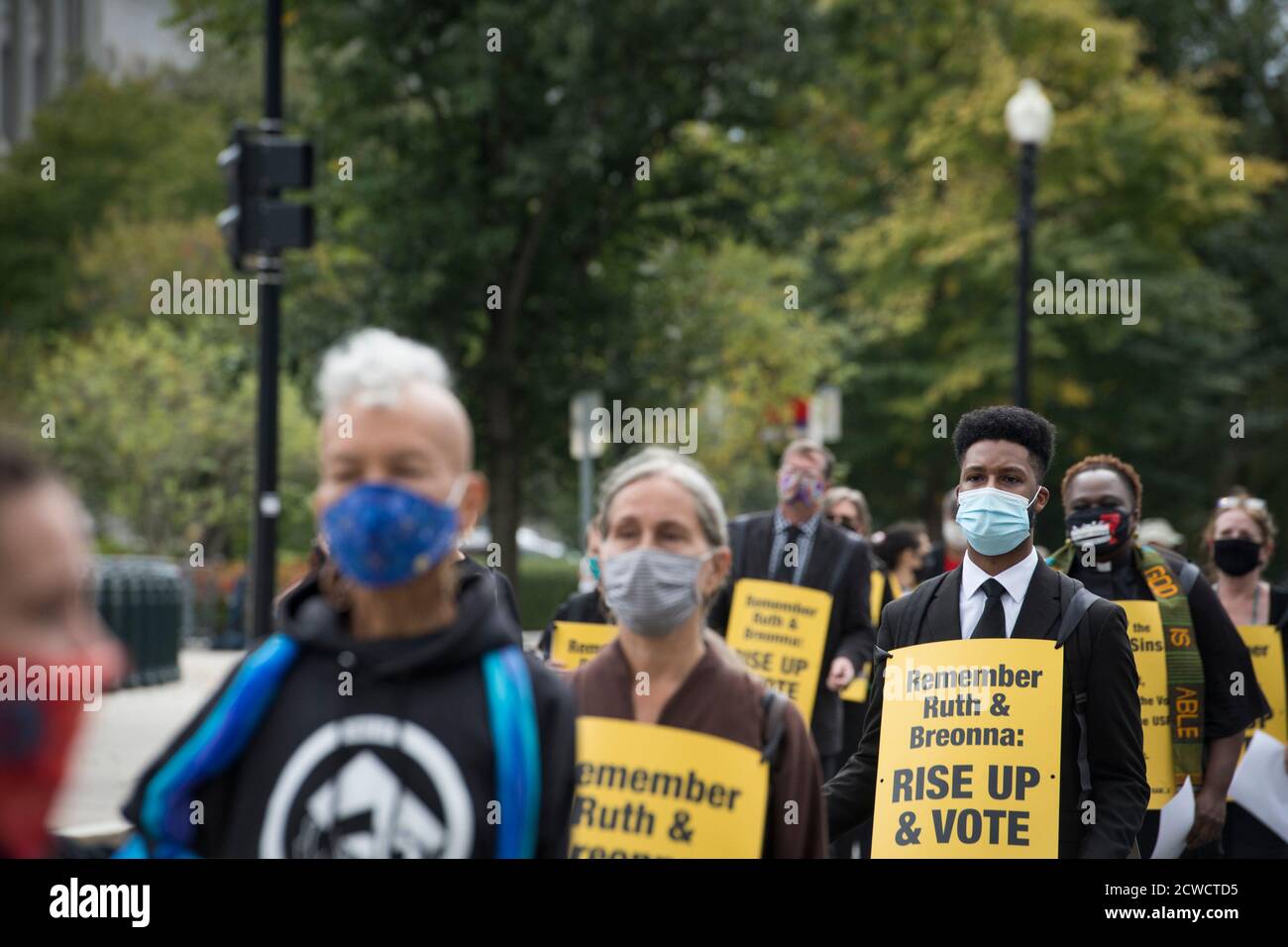 Eine Gruppe von Geistlichen, Rabbinern und Imamen, angeführt von Rev. Dr. William Barber II., marschieren vom US-Kapitol zum Dirksen Senate Office Building während eines marsches und beten-in, um sich an die Richter des Obersten Gerichtshofs Ruth Bader Ginsburg zu erinnern und "Remember Ruth & Breonna: Rise Up & Vote' in Washington, DC., Dienstag, 29. September 2020.Quelle: Rod Lampey/Consolidated News Fotos zur weltweiten Nutzung Stockfoto