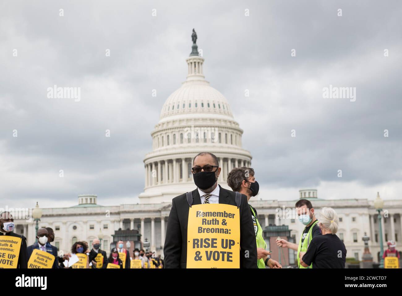 Eine Gruppe von Geistlichen, Rabbinern und Imamen, angeführt von Rev. Dr. William Barber II., marschieren vom US-Kapitol zum Dirksen Senate Office Building während eines marsches und beten-in, um sich an die Richter des Obersten Gerichtshofs Ruth Bader Ginsburg zu erinnern und "Remember Ruth & Breonna: Rise Up & Vote' in Washington, DC., Dienstag, 29. September 2020.Quelle: Rod Lampey/Consolidated News Fotos zur weltweiten Nutzung Stockfoto