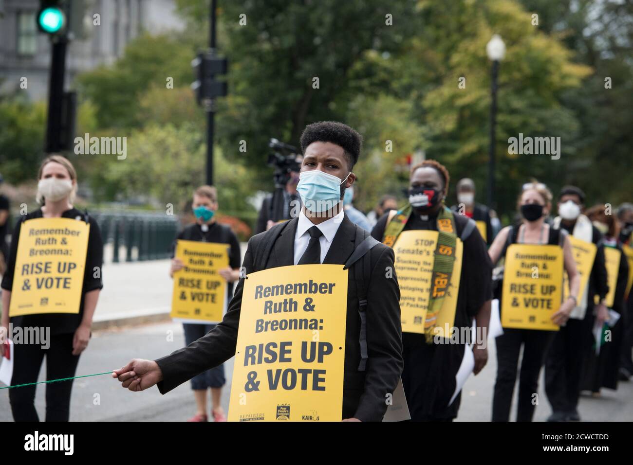 Eine Gruppe von Geistlichen, Rabbinern und Imamen, angeführt von Rev. Dr. William Barber II., marschieren vom US-Kapitol zum Dirksen Senate Office Building während eines marsches und beten-in, um sich an die Richter des Obersten Gerichtshofs Ruth Bader Ginsburg zu erinnern und "Remember Ruth & Breonna: Rise Up & Vote' in Washington, DC., Dienstag, 29. September 2020.Quelle: Rod Lampey/Consolidated News Fotos zur weltweiten Nutzung Stockfoto