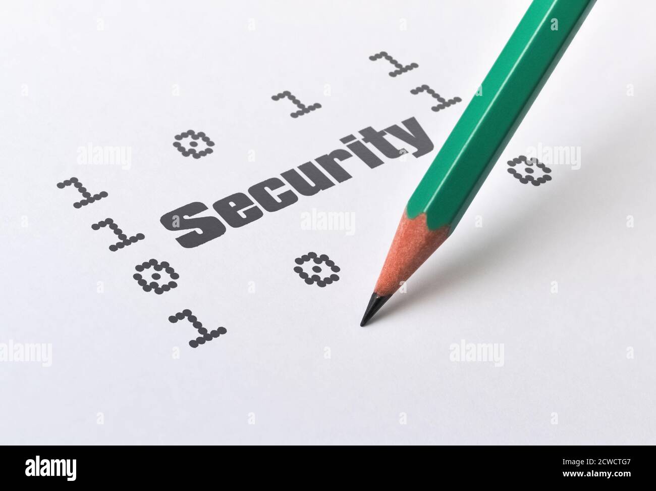 Word-Sicherheit und binäre Ziffern auf hellem Hintergrund geschrieben Stockfoto