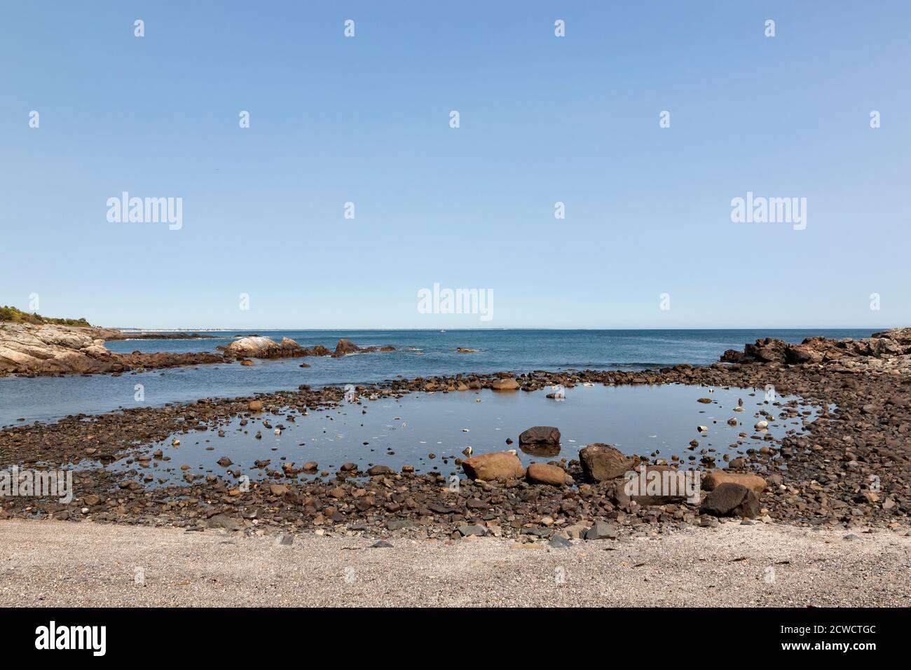 Gezeitenbecken oder Felsenbecken bei Ebbe in Ogunquit, Maine. Stockfoto