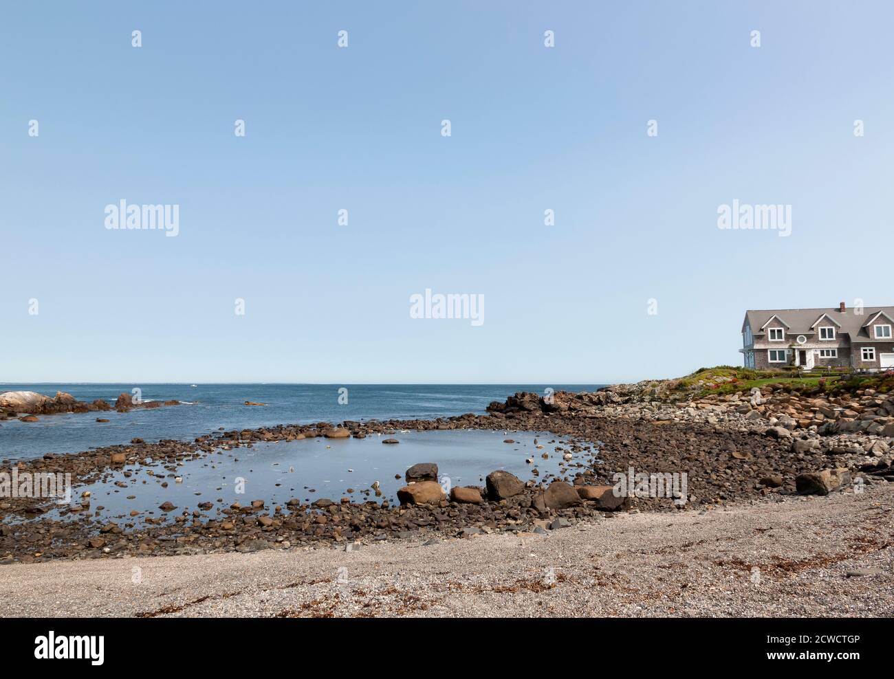 Gezeitenbecken oder Felsenbecken bei Ebbe in Ogunquit, Maine. Stockfoto