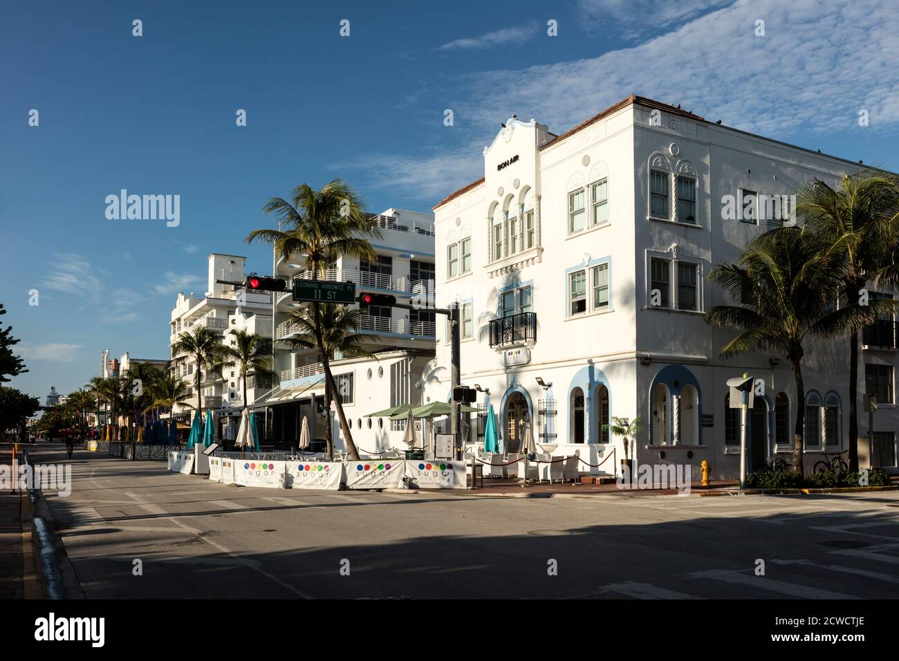 Ein ruhiger Sonntagmorgen auf dem Ocean Drive ohne Autos, in Miami Beach, Florida, USA Stockfoto