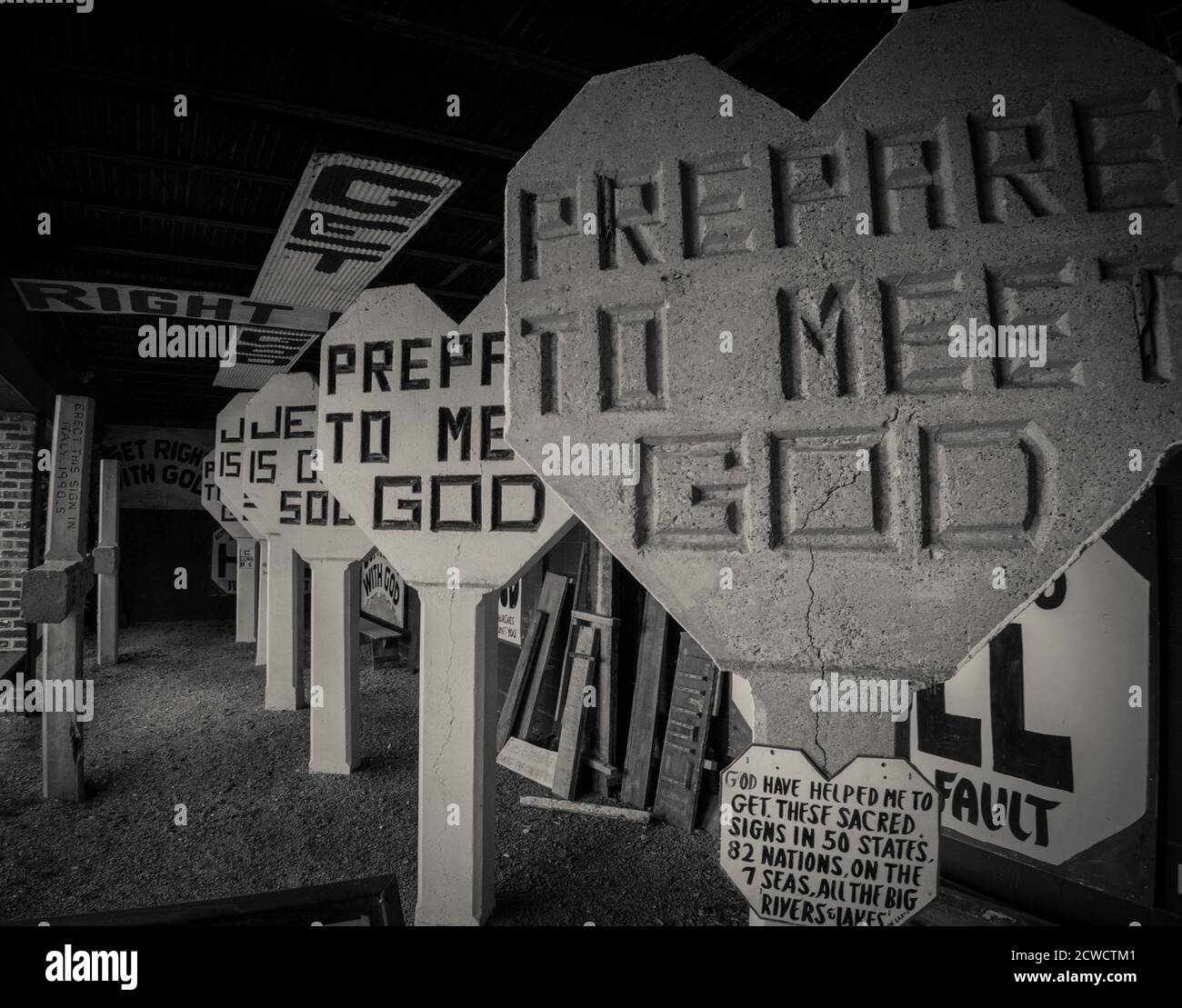Retro Zement Straßenschilder besagt,, bereiten Sie sich auf Gott zu treffen, im Museum von Appalachia in Tennessee. Stockfoto