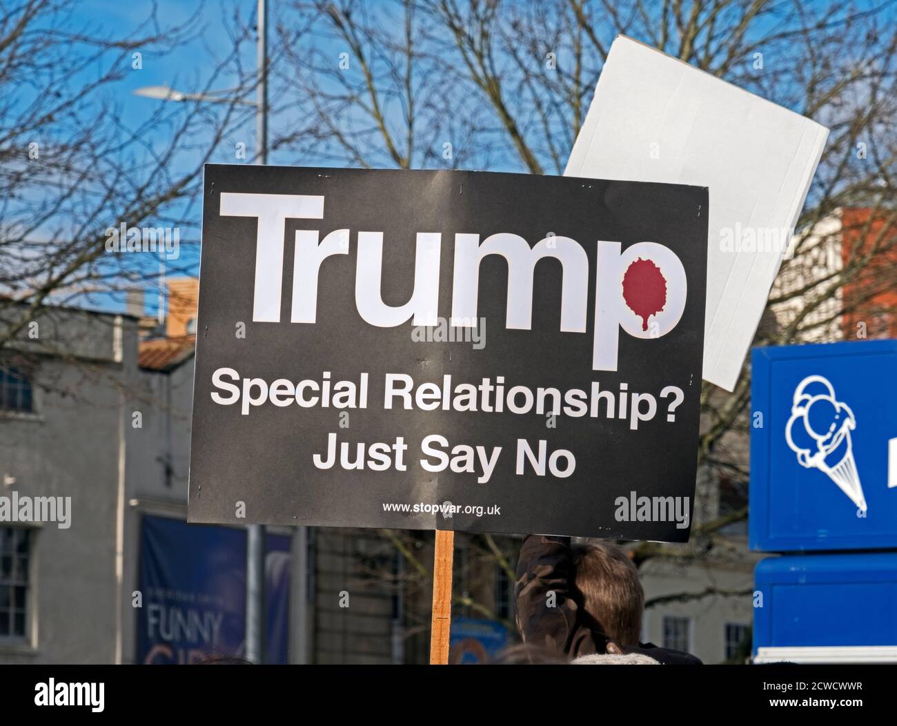 Ein Plakat mit dem Slogan „Trump Special Relationship? Sagen Sie einfach Nein“ bei einer Demonstration gegen die Einwanderungspolitik von US-Präsident Donald Trump und seinen geplanten Staatsbesuch im Vereinigten Königreich am 4. Februar 2017 in Bristol, Großbritannien Stockfoto