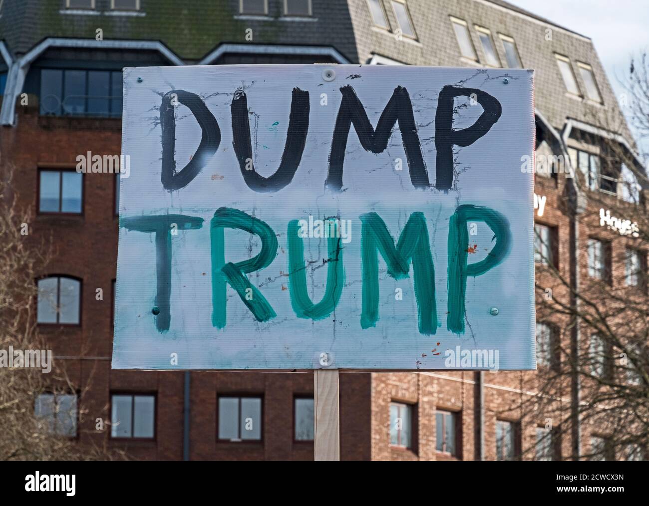 Ein Plakat mit dem Slogan „DUMP TRUMP“ bei einer Demonstration gegen die Einwanderungspolitik von US-Präsident Donald Trump und seinen geplanten Staatsbesuch im Vereinigten Königreich in Bristol, Großbritannien, am 4. Februar 2017 Stockfoto