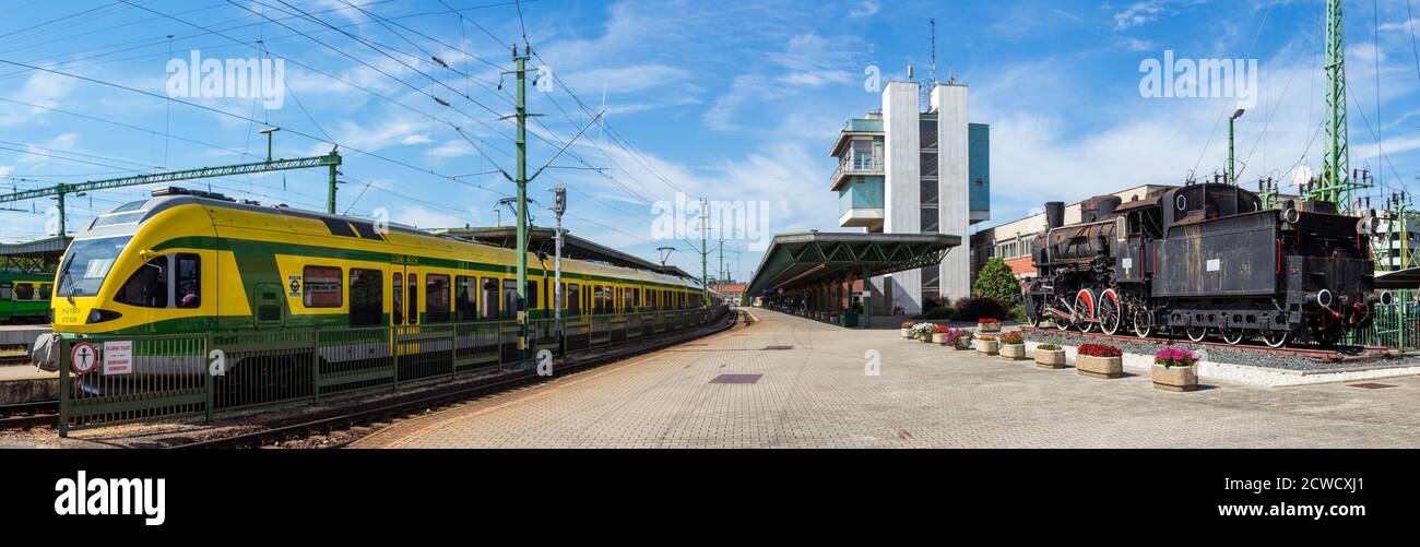 Stadler FLIRT Nr. 415 509 Elektrotriebwagen und Dampflokomotive Nr. 324 am Bahnhof GYSEV, Sopron, Ungarn Stockfoto