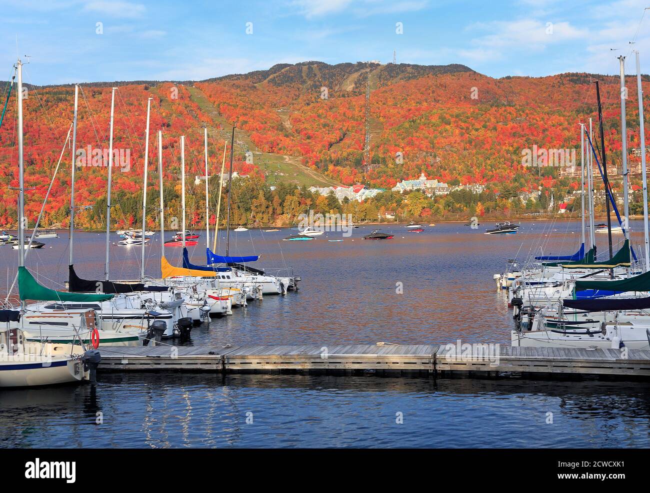 See und Mont Tremblant im Herbst, Quebec Stockfoto