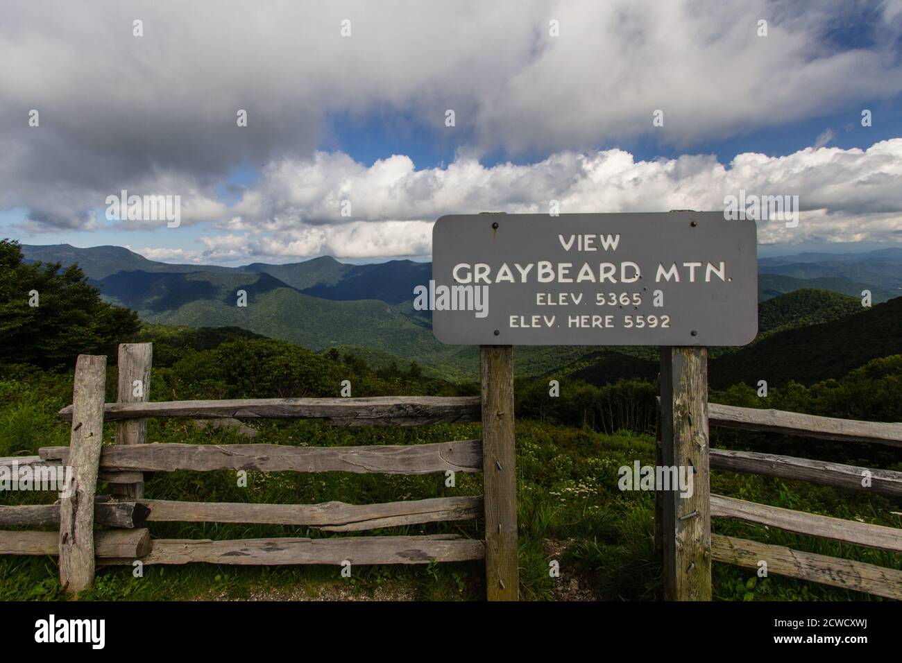 Der Grey Beard Mountain überblickt den Blue Ridge Parkway. Der Blue Ridge Parkway ist die am meisten besuchte Einheit des Nationalparks. Stockfoto
