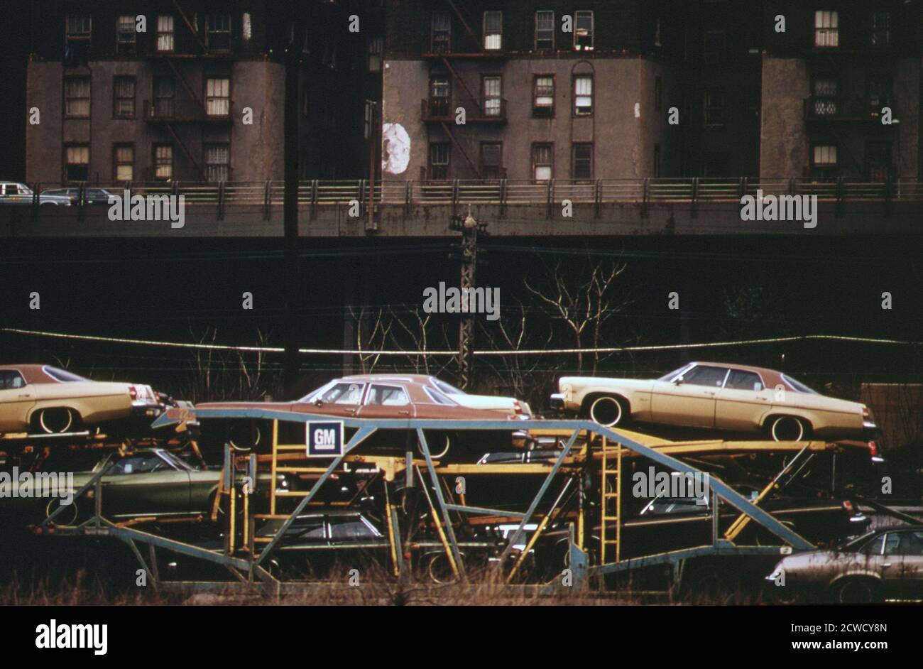 70er Jahre Auto Carrier semi in New York City ca. April 1974 - New York City 1970 Stockfoto