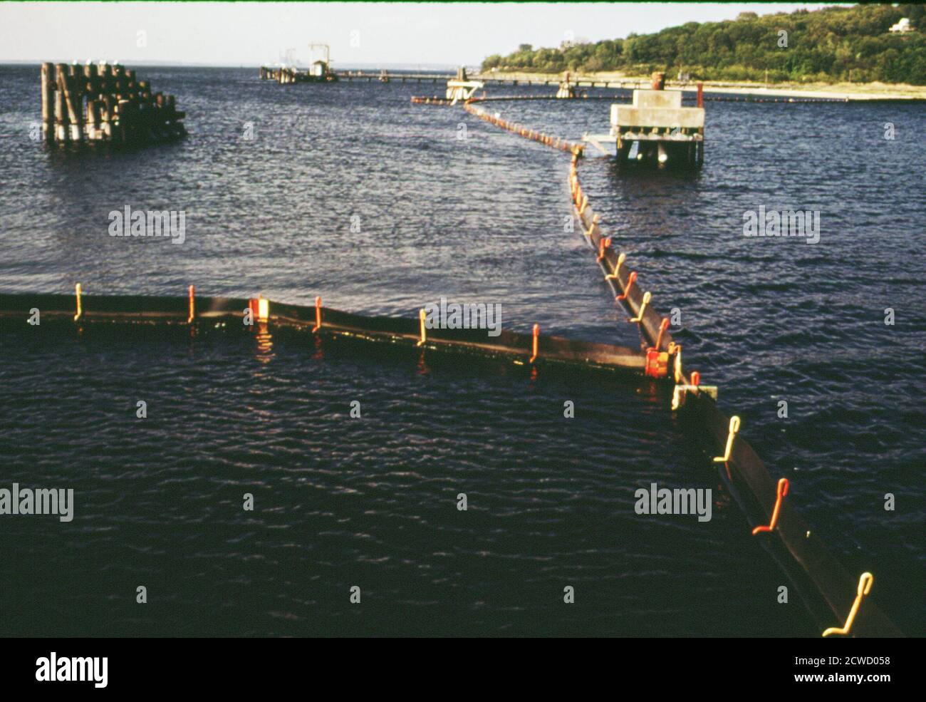 Teil des Boomsystems des nordöstlichen Tankerterminals in Tiverton - Rhode Island ca. Mai 1973 Stockfoto
