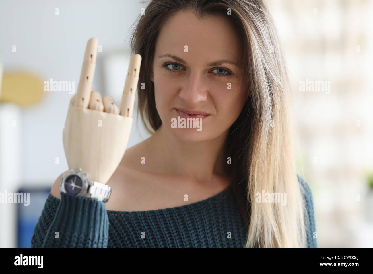 Behinderte junge Frau zeigt hölzerne Prothese Geste Porträt Stockfoto