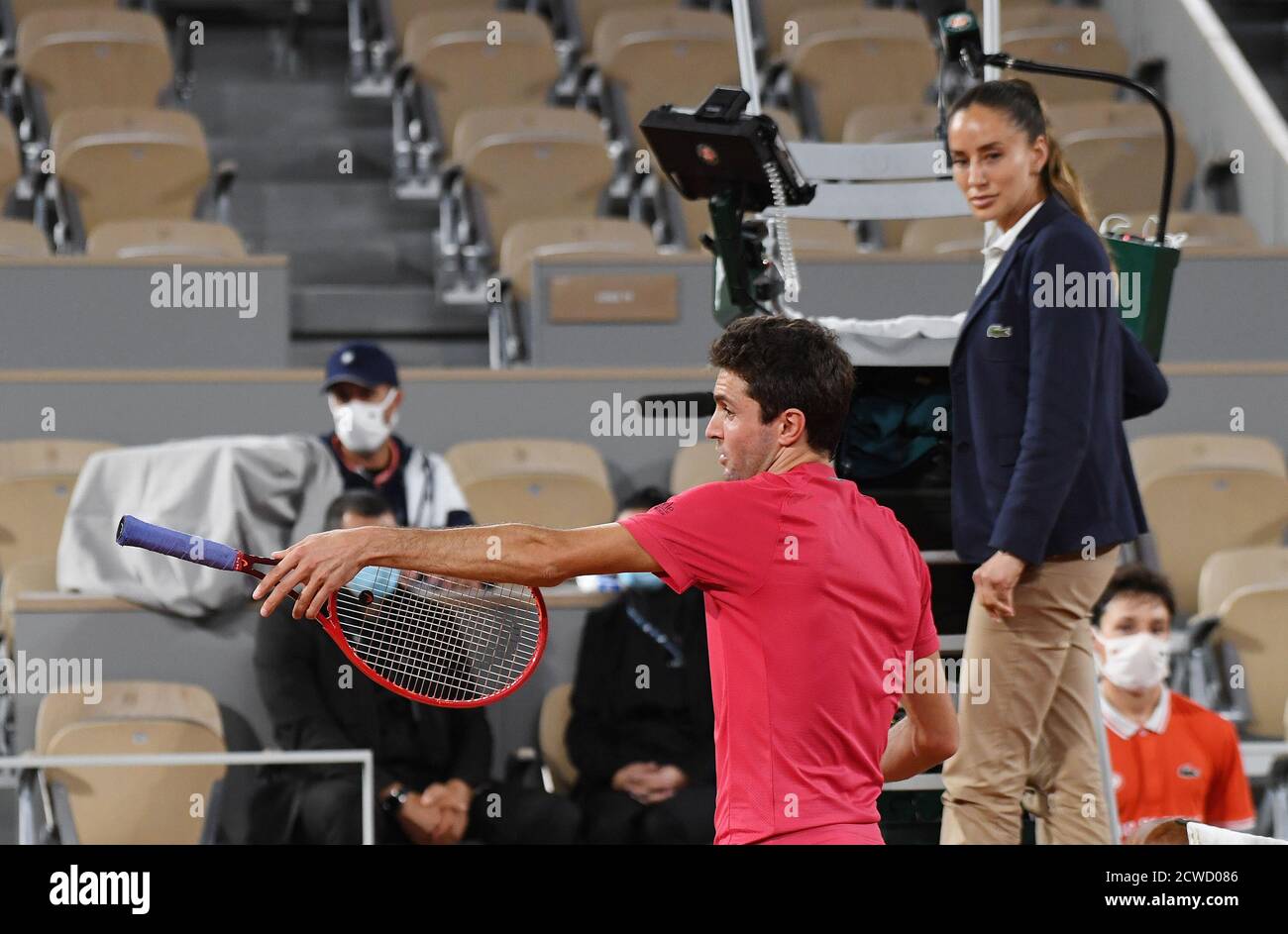 Paris, Frankreich. September 2020. Roland Garros Paris French Open 2020 Tag 3 Gilles Simon (FRA) bespricht einen Line Call mit der griechischen Schiedsrichterin Eva Asderaki im ersten Rundenspiel Credit: Roger Parker/Alamy Live News Stockfoto