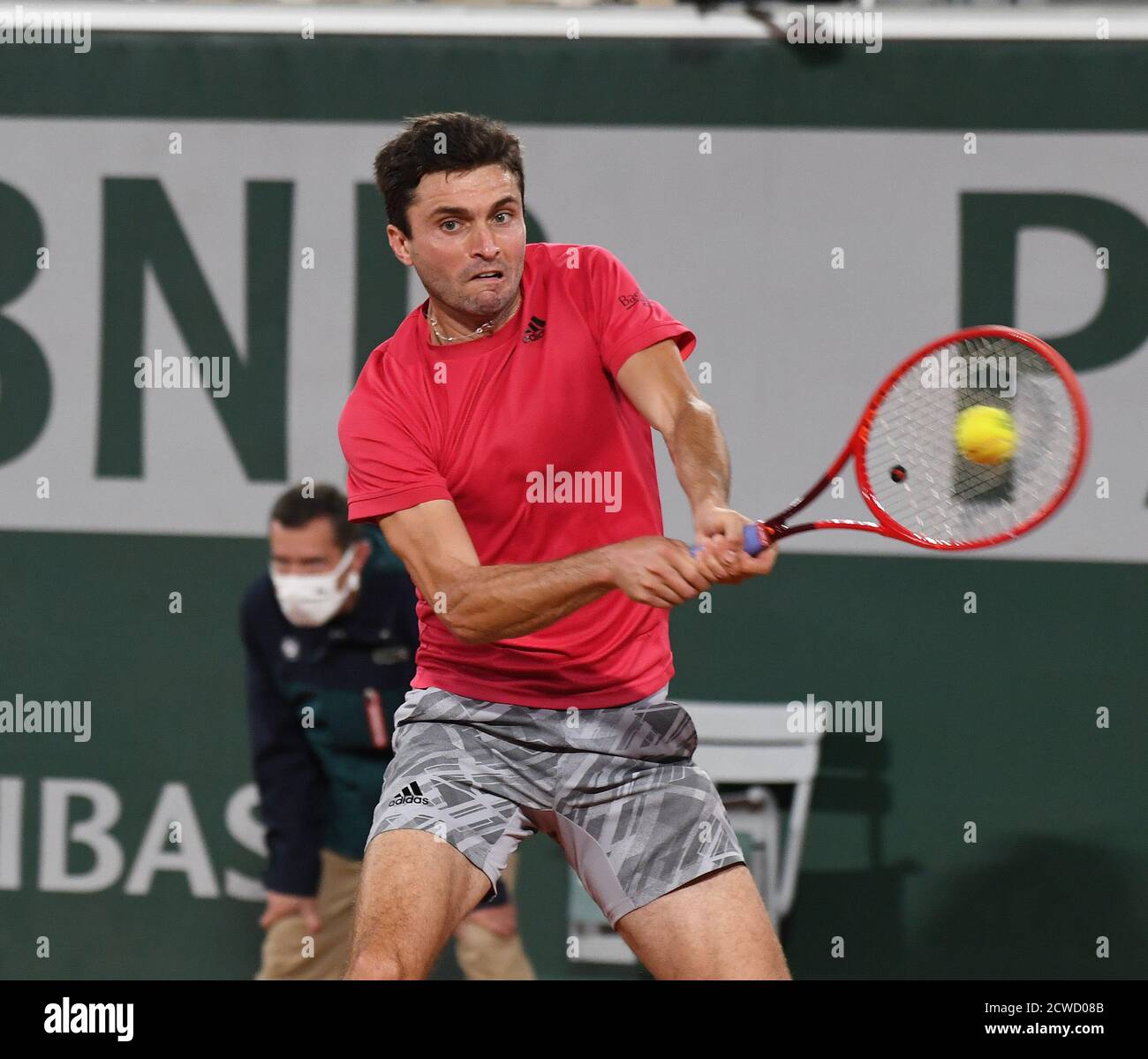 Paris, Frankreich. September 2020. Roland Garros Paris French Open 2020 Tag 3 Gilles Simon (FRA) bespricht einen Line Call mit der griechischen Schiedsrichterin Eva Asderaki im ersten Rundenspiel Credit: Roger Parker/Alamy Live News Stockfoto