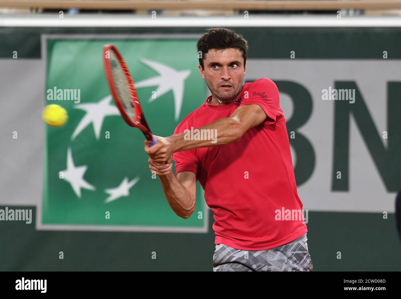 Paris, Frankreich. September 2020. Roland Garros Paris French Open 2020 Tag 3 Gilles Simon (FRA) bespricht einen Line Call mit der griechischen Schiedsrichterin Eva Asderaki im ersten Rundenspiel Credit: Roger Parker/Alamy Live News Stockfoto
