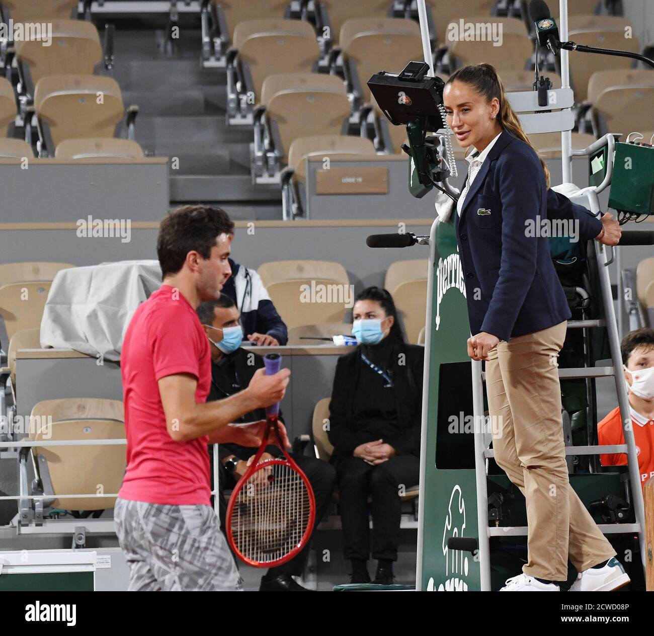 Paris, Frankreich. September 2020. Roland Garros Paris French Open 2020 Tag 3 Gilles Simon (FRA) bespricht einen Line Call mit der griechischen Schiedsrichterin Eva Asderaki im ersten Rundenspiel Credit: Roger Parker/Alamy Live News Stockfoto