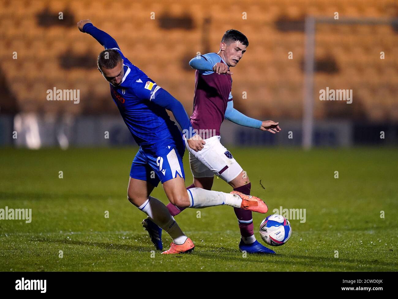 West Ham United U21 's Dan Chesters (rechts) und Colchester United's Luke Norris Kampf um den Ball während der EFL Trophy Spiel im JobServe Community Stadium, Colchester. Stockfoto