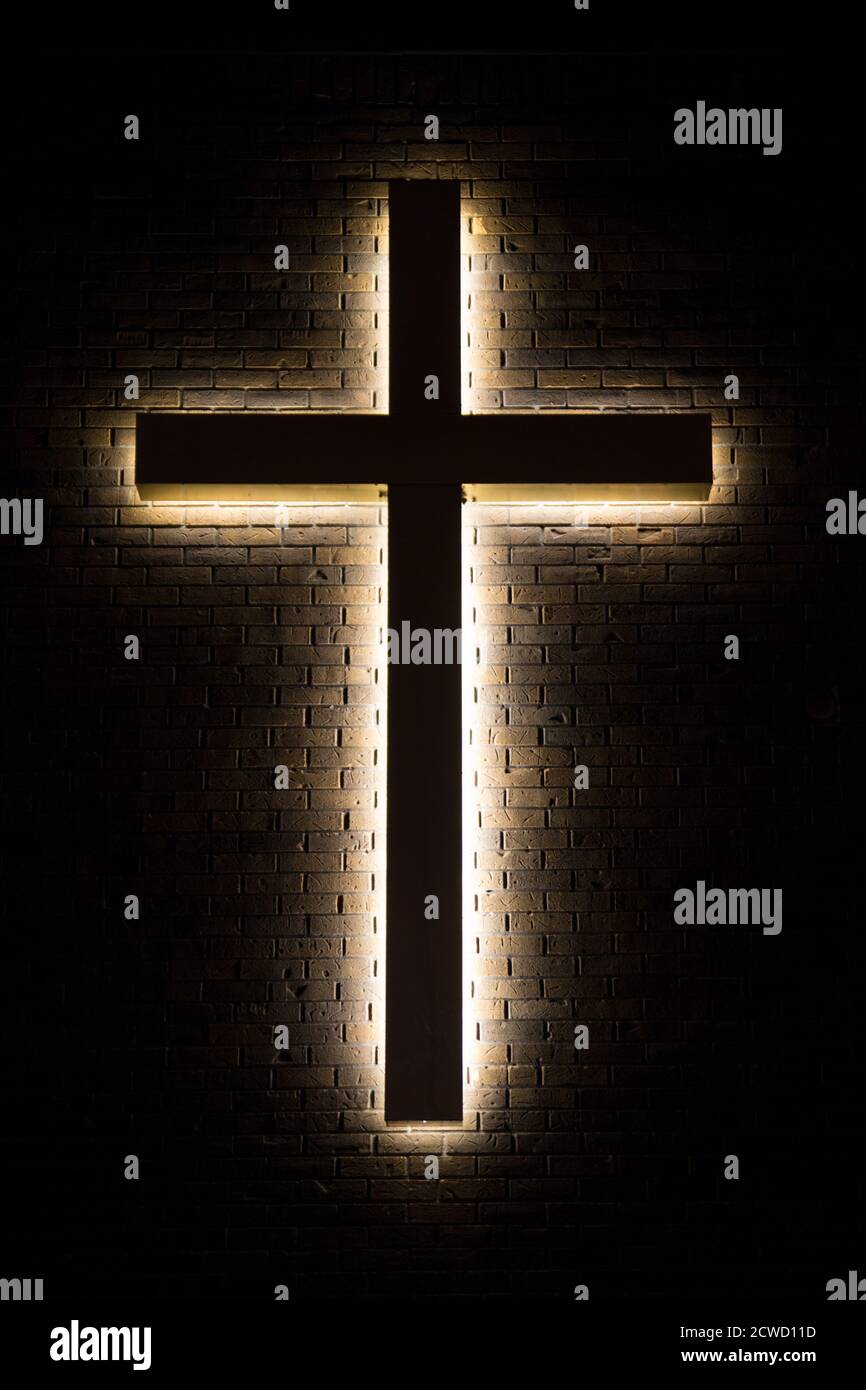 Beleuchtetes christliches Kreuz in vertikaler Ausrichtung Stockfoto