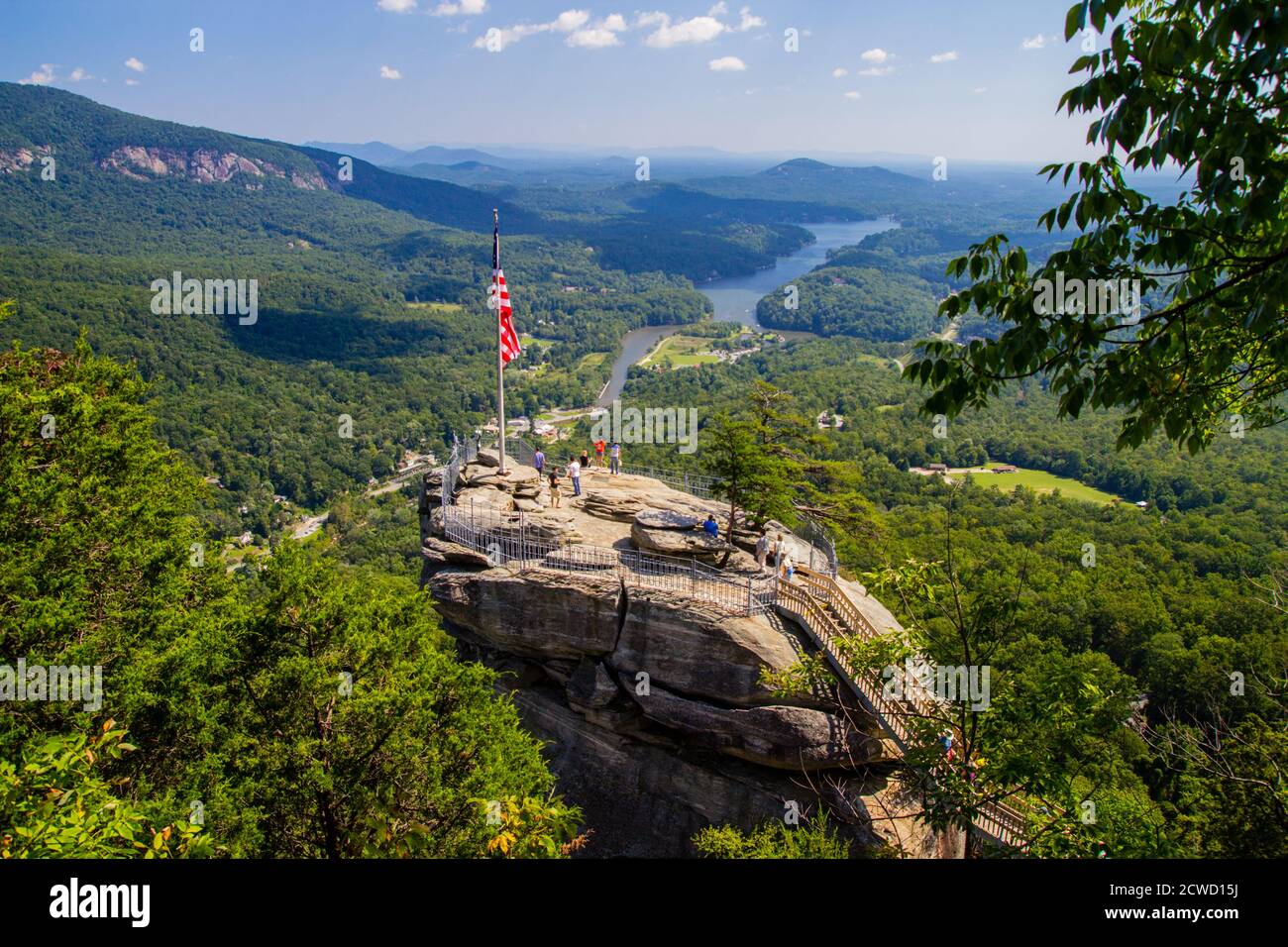 Lake Lure, North Carolina, USA - 21. September 2014: Der Gipfel des Chimney Rock mit Blick auf Lake Lure und die umliegenden Appalachian Mountains. Stockfoto