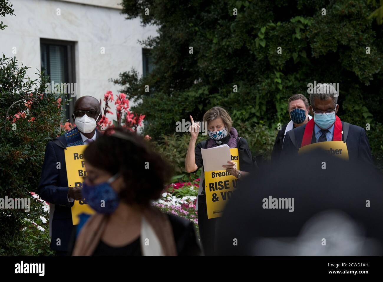 Eine Gruppe von Geistlichen, Rabbinern und Imamen, angeführt von Rev. Dr. William Barber II., marschieren vom US-Kapitol zum Dirksen Senate Office Building während eines marsches und beten-in, um sich an die Richter des Obersten Gerichtshofs Ruth Bader Ginsburg zu erinnern und "Remember Ruth & Breonna: Rise Up & Vote' in Washington, DC., Dienstag, 29. September 2020.Quelle: Rod Lampey/Consolidated News Fotos /MediaPunch Stockfoto