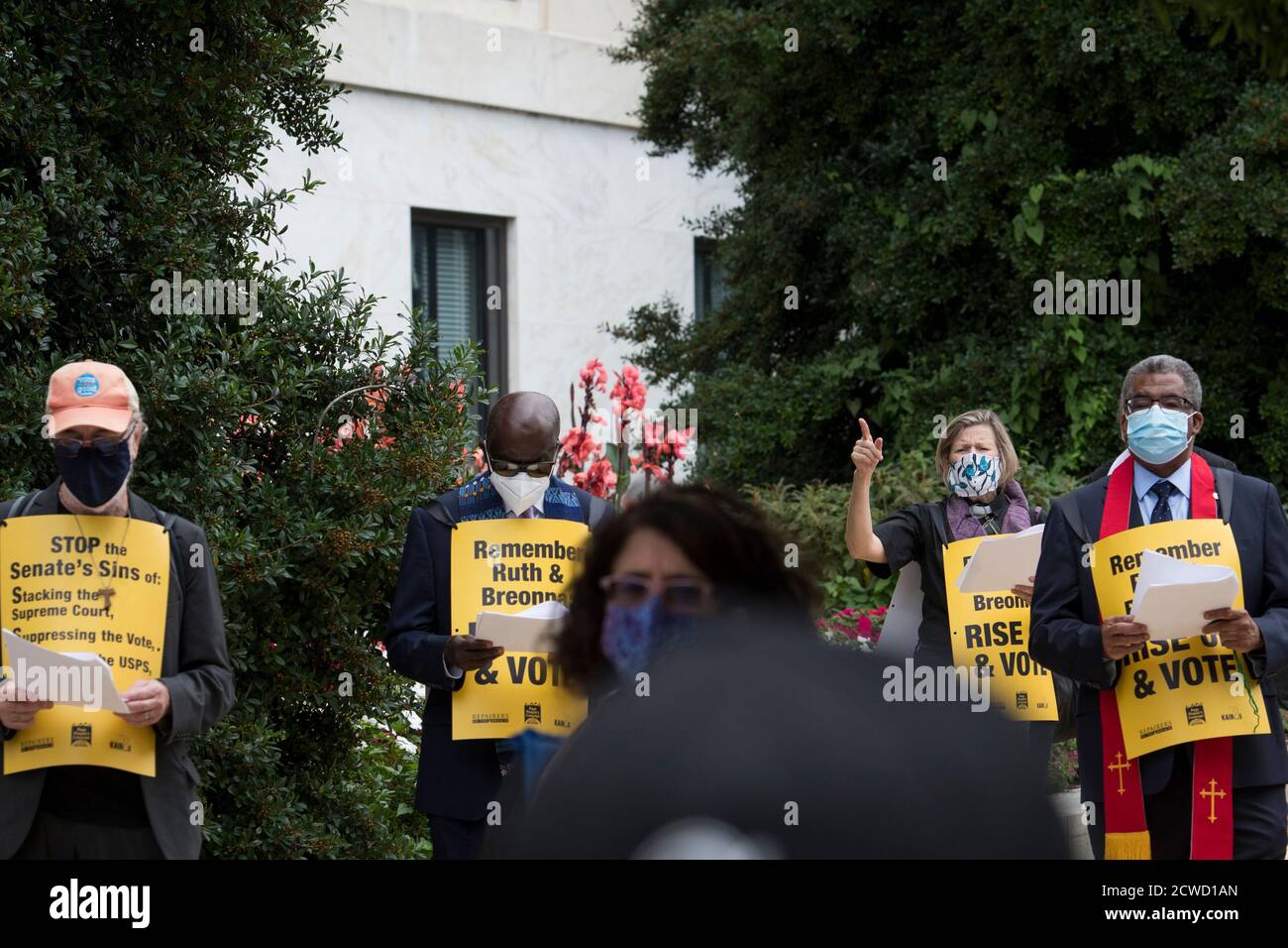 Eine Gruppe von Geistlichen, Rabbinern und Imamen, angeführt von Rev. Dr. William Barber II., marschieren vom US-Kapitol zum Dirksen Senate Office Building während eines marsches und beten-in, um sich an die Richter des Obersten Gerichtshofs Ruth Bader Ginsburg zu erinnern und "Remember Ruth & Breonna: Rise Up & Vote' in Washington, DC., Dienstag, 29. September 2020.Quelle: Rod Lampey/Consolidated News Fotos /MediaPunch Stockfoto