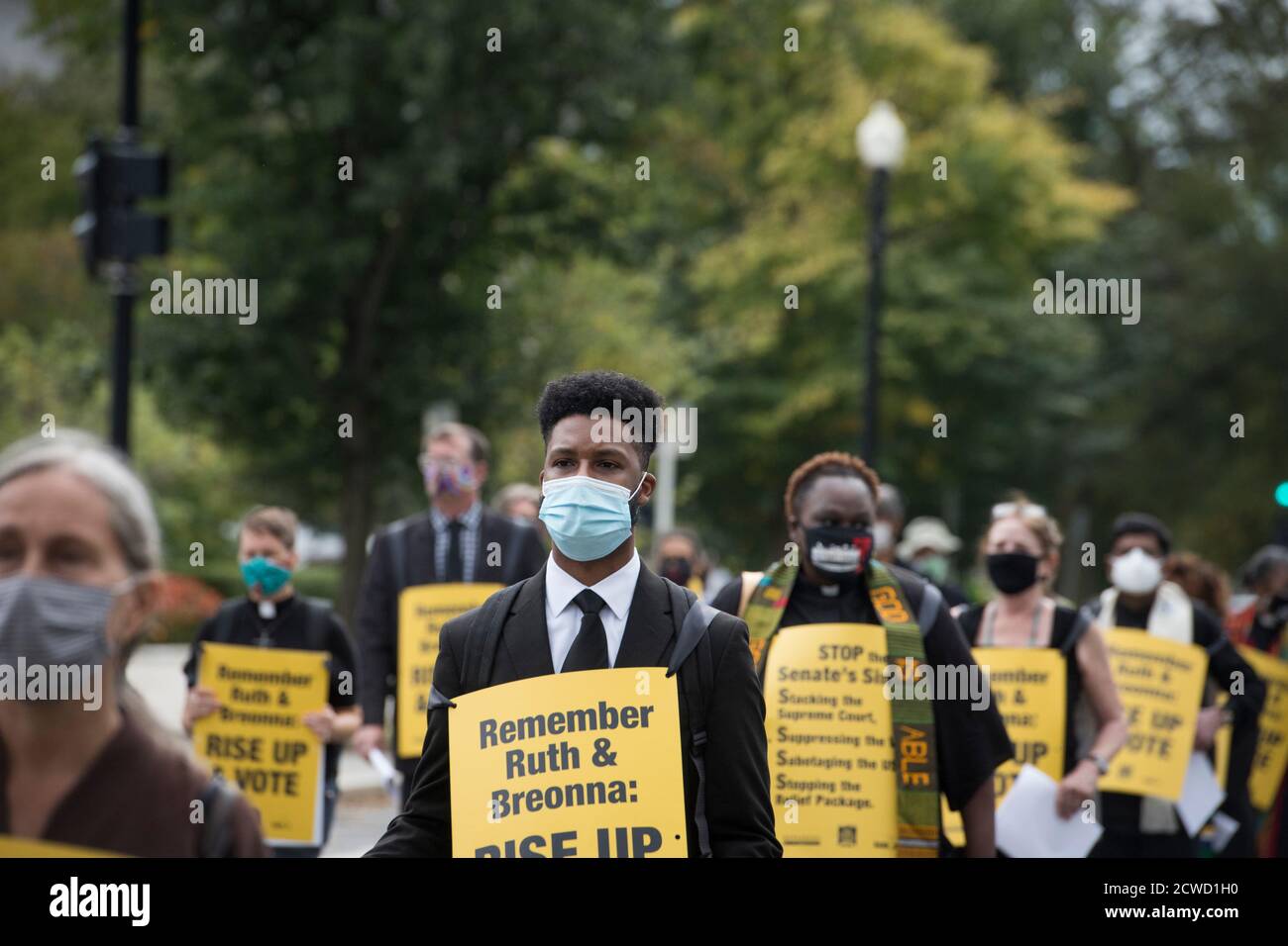 Eine Gruppe von Geistlichen, Rabbinern und Imamen, angeführt von Rev. Dr. William Barber II., marschieren vom US-Kapitol zum Dirksen Senate Office Building während eines marsches und beten-in, um sich an die Richter des Obersten Gerichtshofs Ruth Bader Ginsburg zu erinnern und "Remember Ruth & Breonna: Rise Up & Vote' in Washington, DC., Dienstag, 29. September 2020.Quelle: Rod Lampey/Consolidated News Fotos /MediaPunch Stockfoto