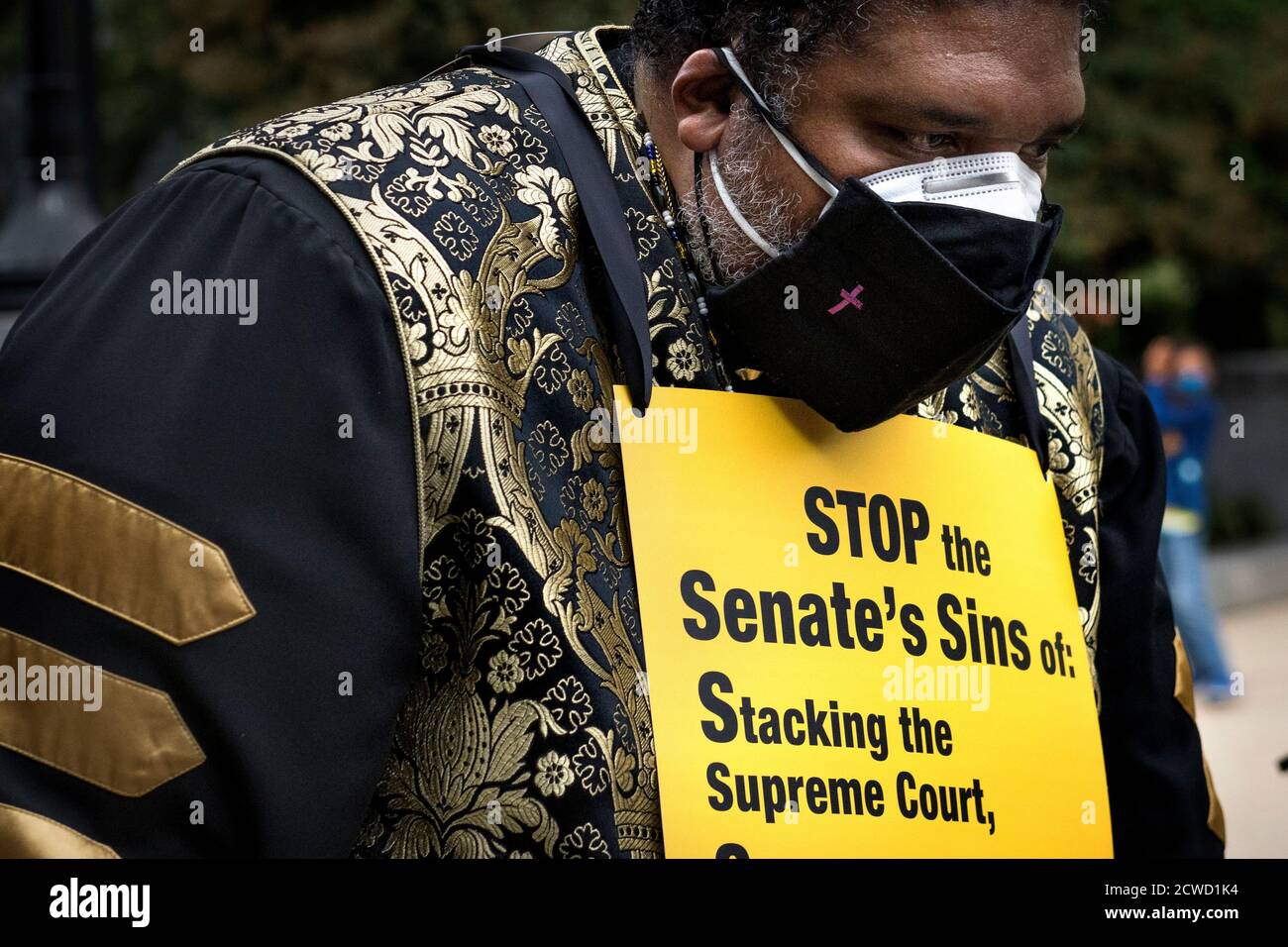 Rev. Dr. William Barber II. Führt eine Gruppe von Geistlichen, Rabbinern und Imamen auf einem marsch vom US-Kapitol zum Dirksen Senatsbüro während eines marsches und beten-in, um sich an die Richter des Obersten Gerichtshofs Ruth Bader Ginsburg zu erinnern und "Remember Ruth & Breonna: Rise Up & Vote' in Washington, DC., Dienstag, 29. September 2020.Quelle: Rod Lampey/Consolidated News Fotos /MediaPunch Stockfoto