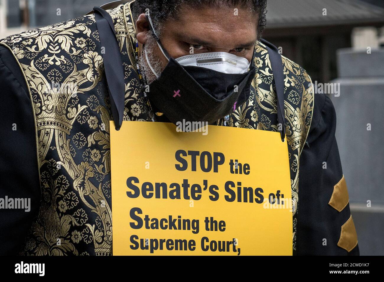 Rev. Dr. William Barber II. Führt eine Gruppe von Geistlichen, Rabbinern und Imamen auf einem marsch vom US-Kapitol zum Dirksen Senatsbüro während eines marsches und beten-in, um sich an die Richter des Obersten Gerichtshofs Ruth Bader Ginsburg zu erinnern und "Remember Ruth & Breonna: Rise Up & Vote' in Washington, DC., Dienstag, 29. September 2020.Quelle: Rod Lampey/Consolidated News Fotos /MediaPunch Stockfoto