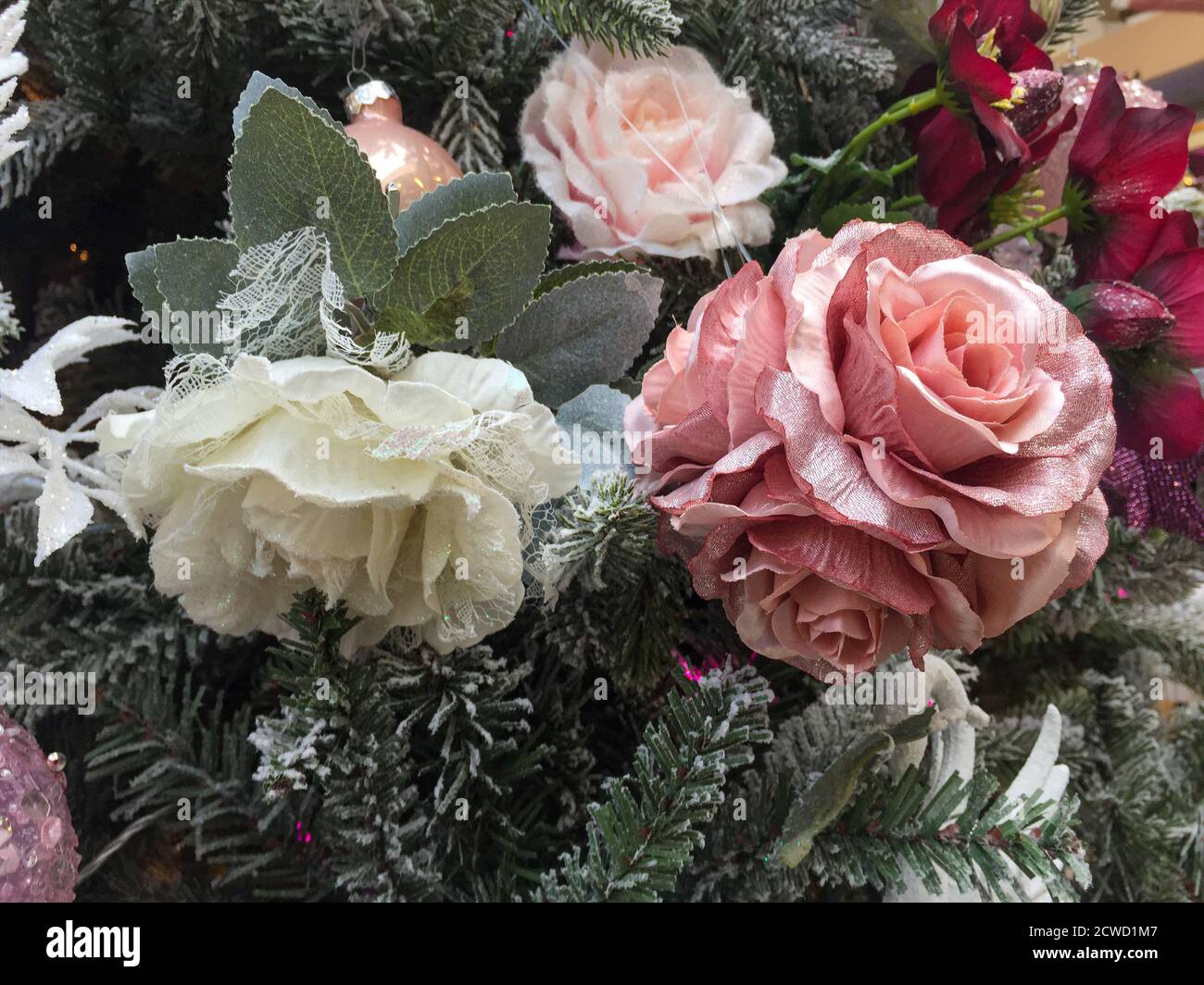 Rosa und weiße Rosenornamente auf Weihnachtsbaum. Stockfoto