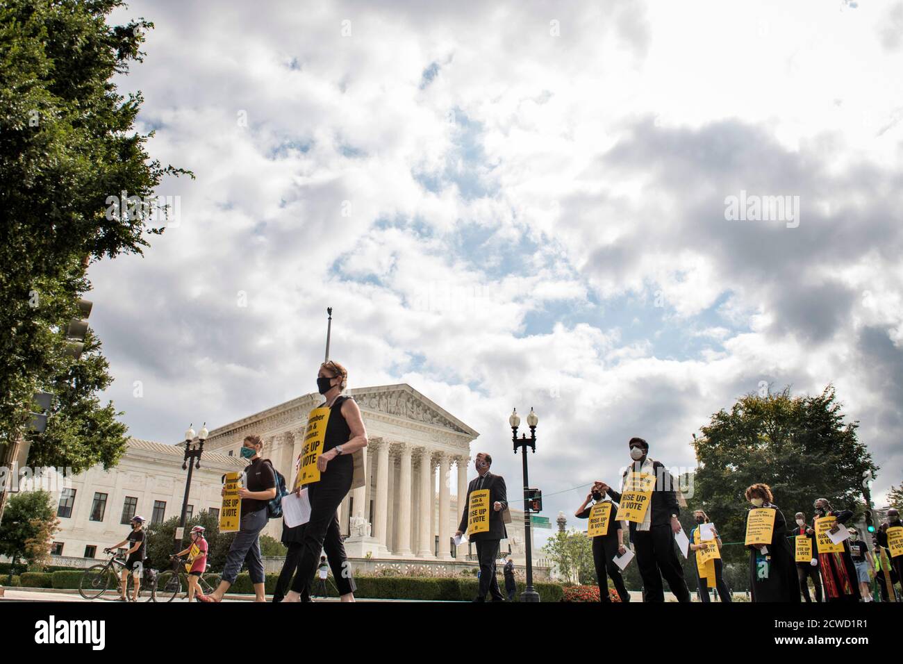 Eine Gruppe von Geistlichen, Rabbinern und Imamen, angeführt von Rev. Dr. William Barber II., marschieren vom US-Kapitol zum Dirksen Senate Office Building während eines marsches und beten-in, um sich an die Richter des Obersten Gerichtshofs Ruth Bader Ginsburg zu erinnern und "Remember Ruth & Breonna: Rise Up & Vote' in Washington, DC., Dienstag, 29. September 2020.Quelle: Rod Lampey/Consolidated News Fotos /MediaPunch Stockfoto