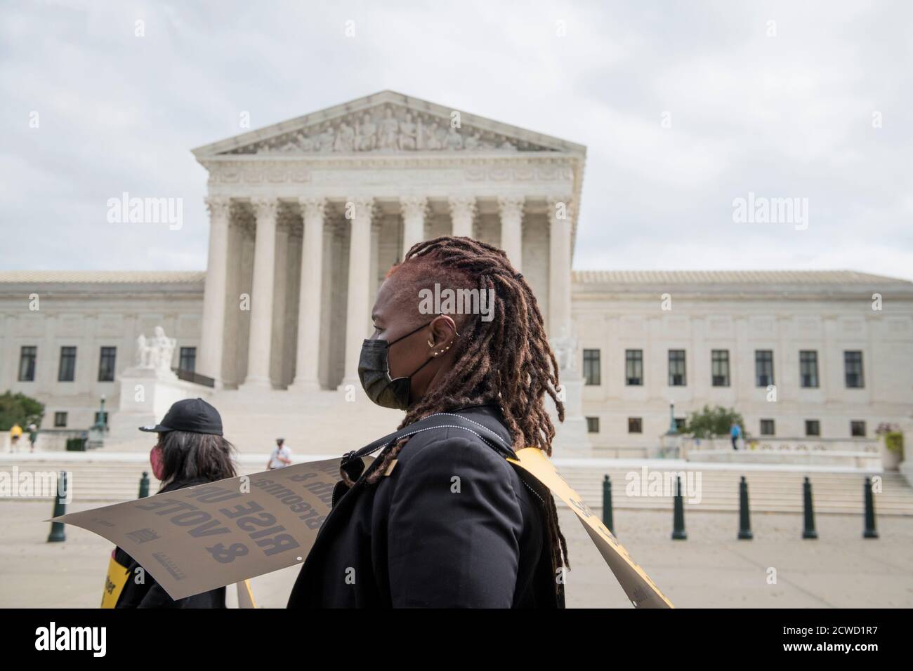 Eine Gruppe von Geistlichen, Rabbinern und Imamen, angeführt von Rev. Dr. William Barber II., marschieren vom US-Kapitol zum Dirksen Senate Office Building während eines marsches und beten-in, um sich an die Richter des Obersten Gerichtshofs Ruth Bader Ginsburg zu erinnern und "Remember Ruth & Breonna: Rise Up & Vote' in Washington, DC., Dienstag, 29. September 2020.Quelle: Rod Lampey/Consolidated News Fotos /MediaPunch Stockfoto