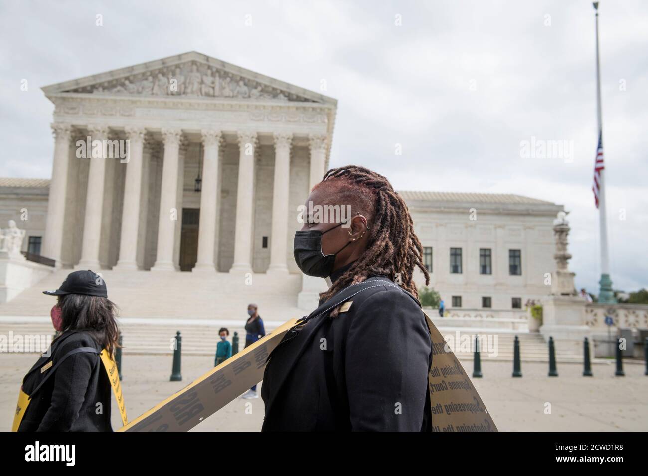 Eine Gruppe von Geistlichen, Rabbinern und Imamen, angeführt von Rev. Dr. William Barber II., marschieren vom US-Kapitol zum Dirksen Senate Office Building während eines marsches und beten-in, um sich an die Richter des Obersten Gerichtshofs Ruth Bader Ginsburg zu erinnern und "Remember Ruth & Breonna: Rise Up & Vote' in Washington, DC., Dienstag, 29. September 2020.Quelle: Rod Lampey/Consolidated News Fotos /MediaPunch Stockfoto