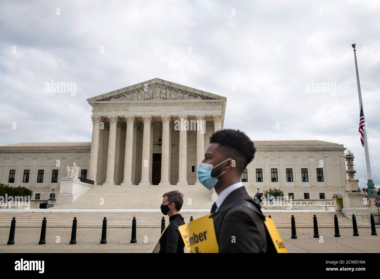 Eine Gruppe von Geistlichen, Rabbinern und Imamen, angeführt von Rev. Dr. William Barber II., marschieren vom US-Kapitol zum Dirksen Senate Office Building während eines marsches und beten-in, um sich an die Richter des Obersten Gerichtshofs Ruth Bader Ginsburg zu erinnern und "Remember Ruth & Breonna: Rise Up & Vote' in Washington, DC., Dienstag, 29. September 2020.Quelle: Rod Lampey/Consolidated News Fotos /MediaPunch Stockfoto