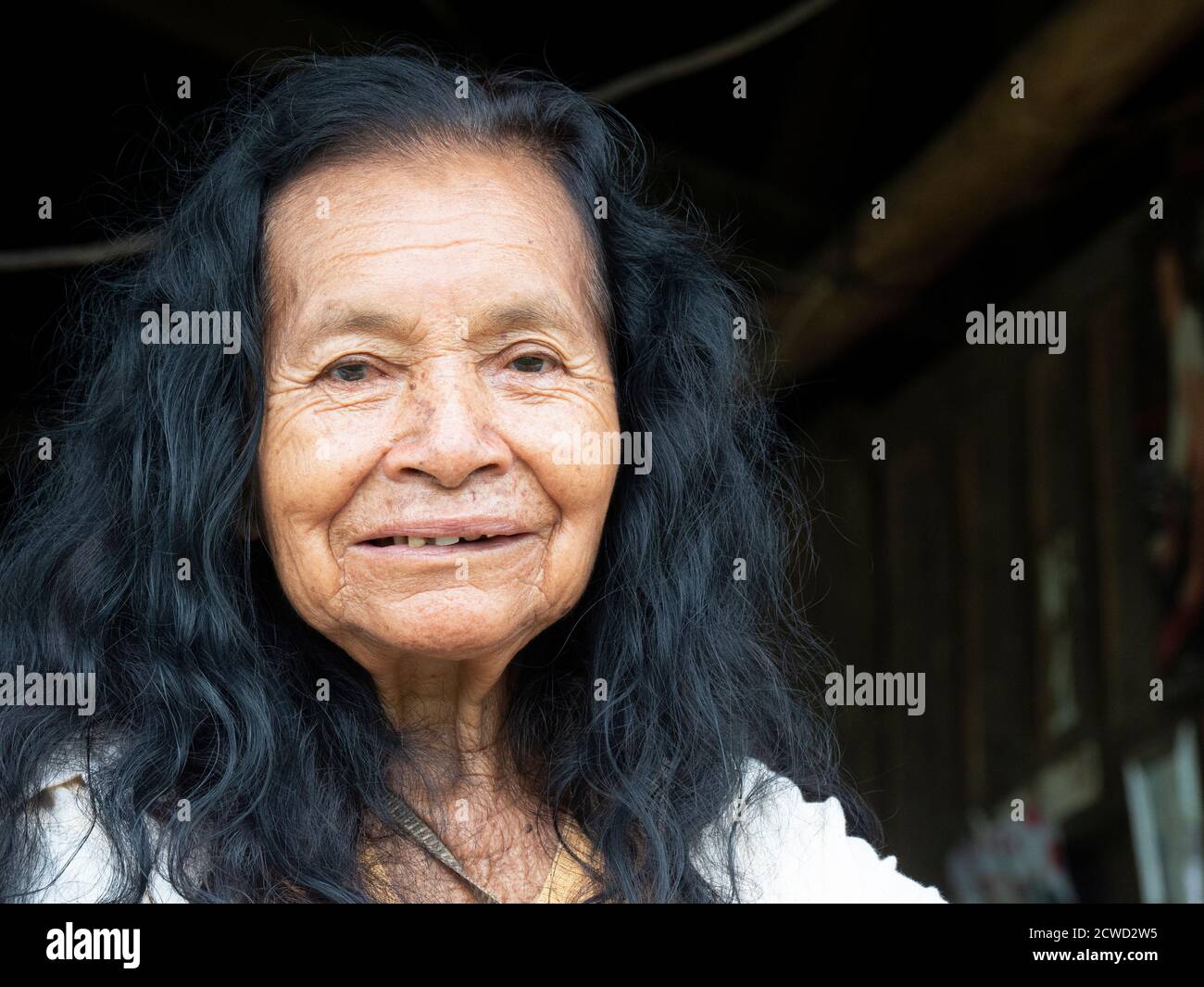 Alte Frau im Dorf Amazonas, Amazonasbecken, Loreto, Peru. Stockfoto