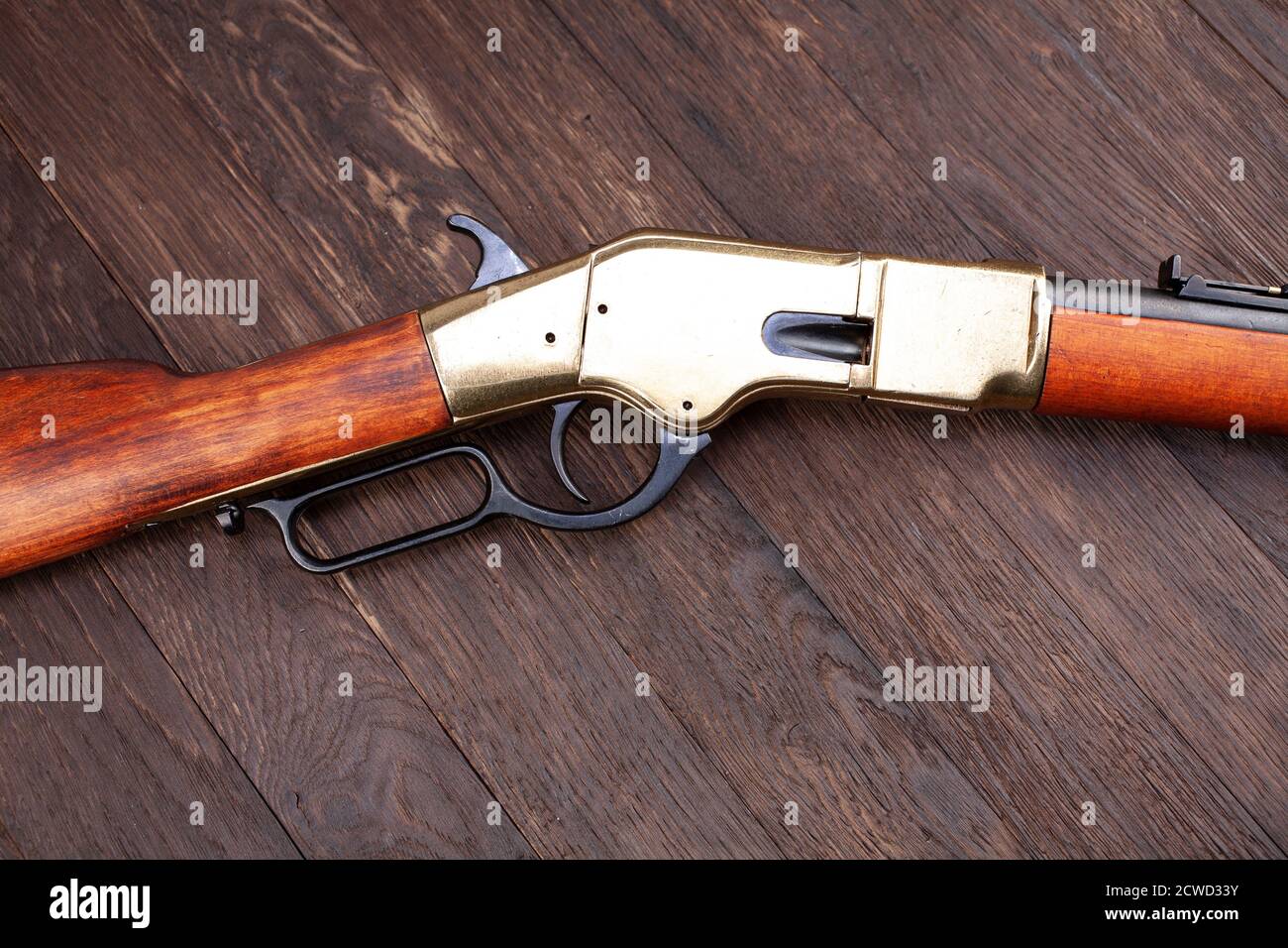 Old West Gun - Hebel-Aktion wiederholt Gewehre mit Munition auf Holztisch Stockfoto