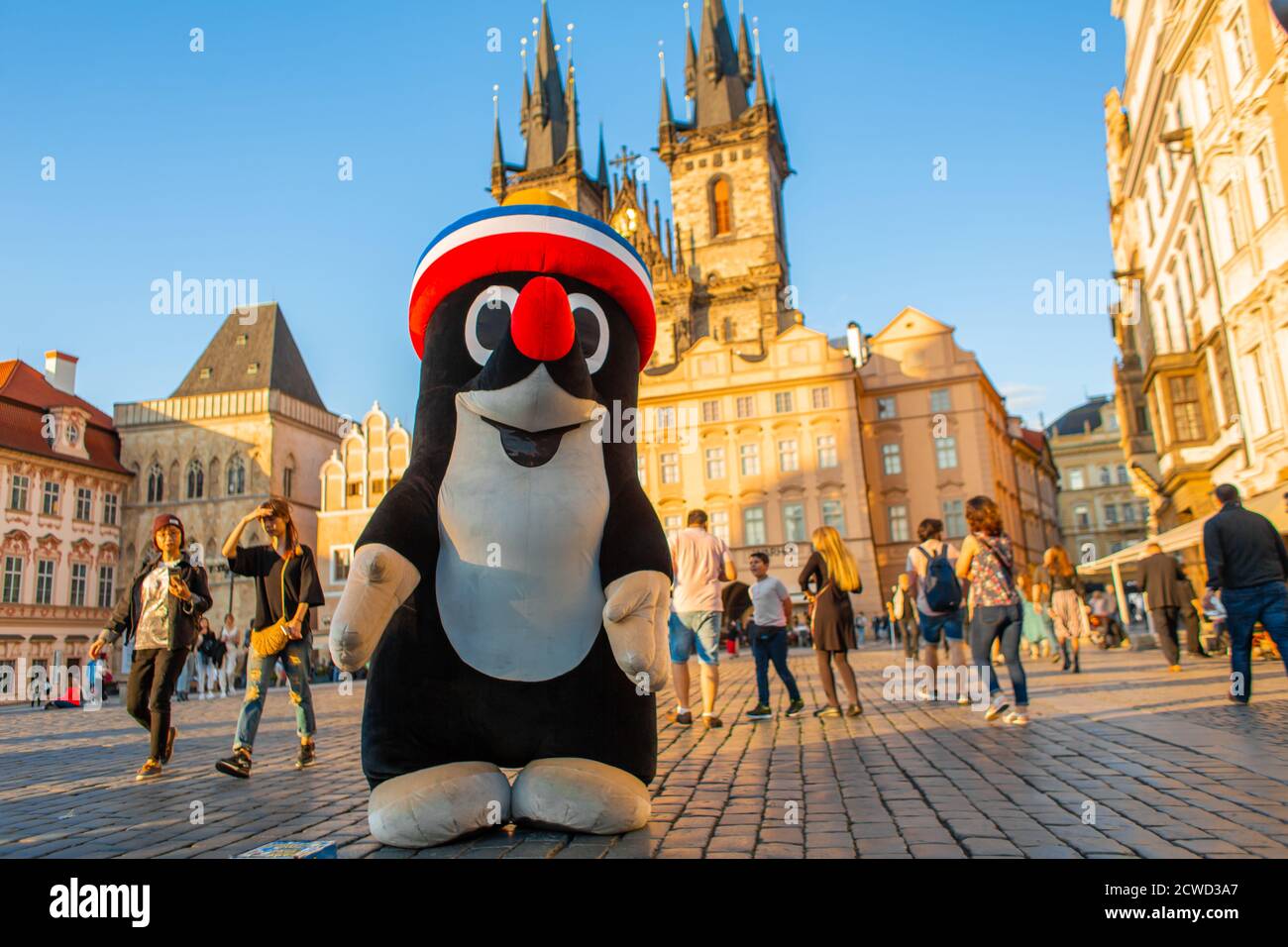 Der Held der tschechischen Karikatur der Maulwurf Krtek auf dem Platz der Altstadt in Prag. Unterhaltung für Touristen. Symbol Tschechische Republik. Stockfoto