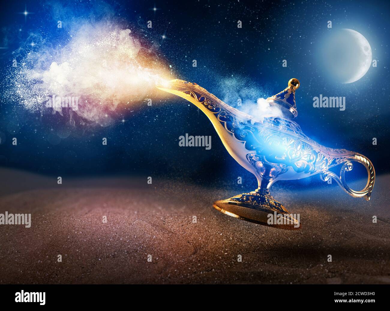 Rauch besteht aus magischen aladdin Genie Lampe in einer Wüste Stockfoto