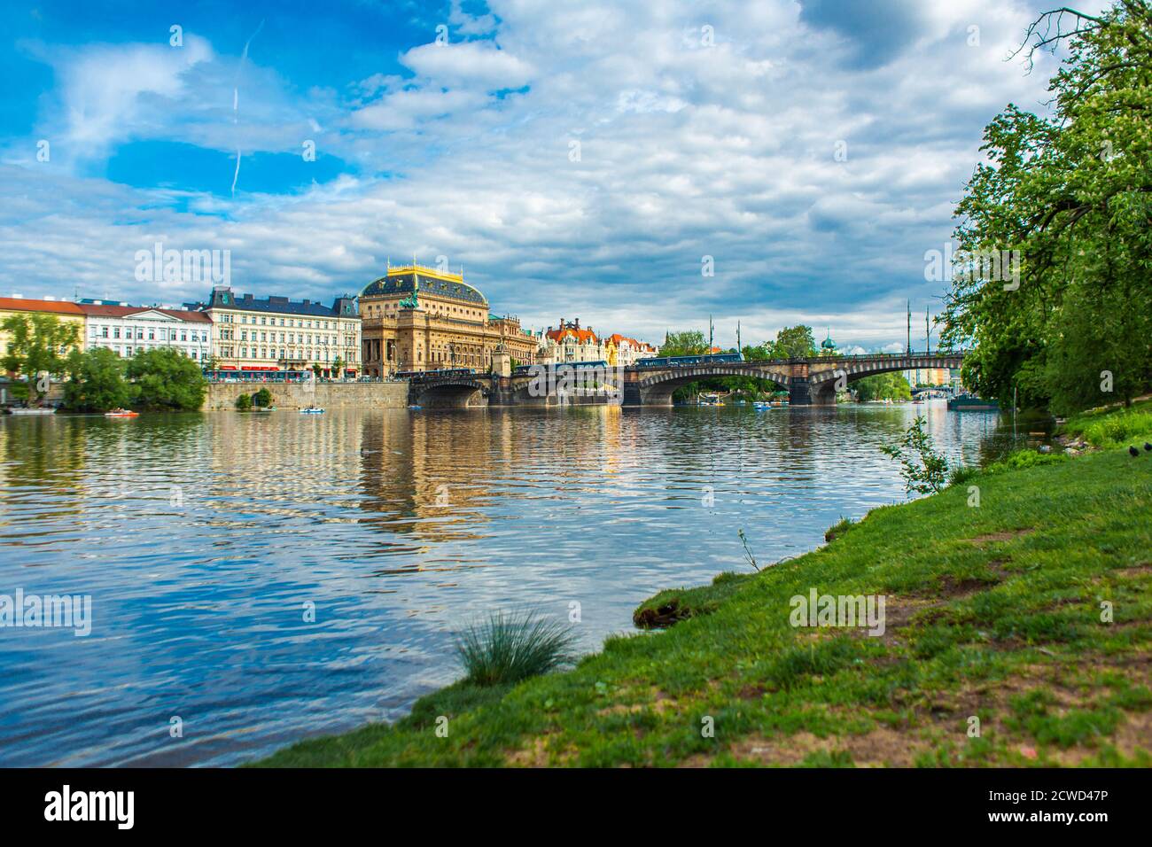 Blick auf das Nationaltheatergebäude in Prag von der Moldau. Architektur Europas. Stockfoto
