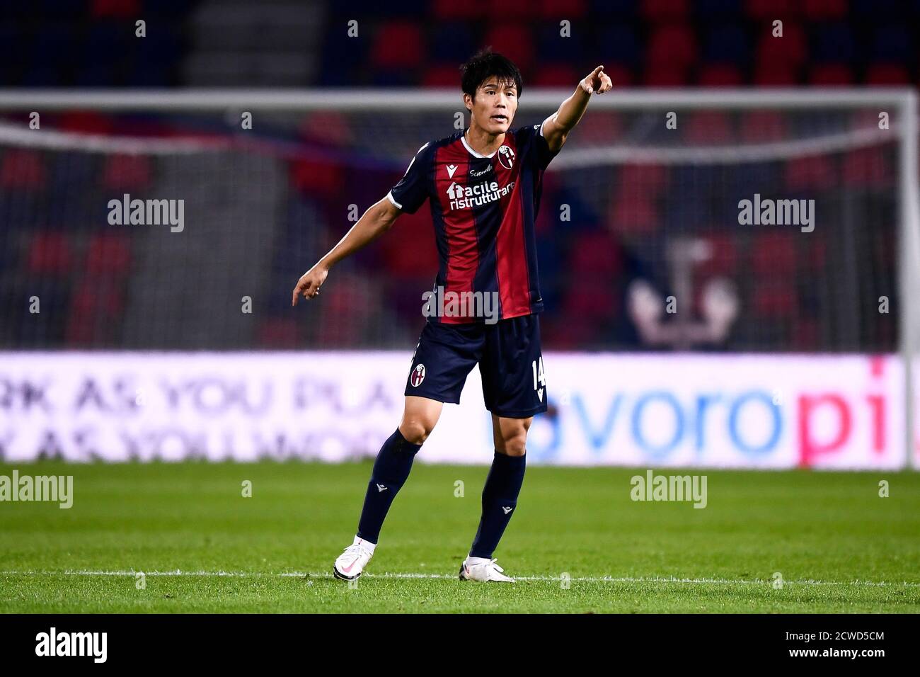 Bologna, Italien - 28 September, 2020: Takehiro Tomiyasu von Bologna FC Gesten während der Serie A Fußballspiel zwischen Bologna FC und Parma Calcio. FC Bologna gewann 4-1 gegen Parma Calcio. Kredit: Nicolò Campo/Alamy Live Nachrichten Stockfoto