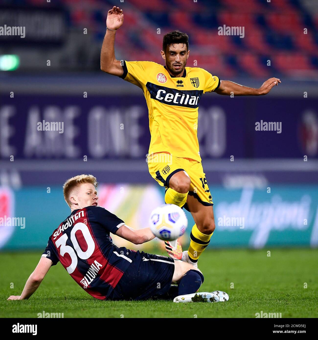 Bologna, Italien - 28. September, 2020: Gaston Brugman (R) von Parma Calcio wird von Jerdy Schouten von Bologna FC während der Serie A Fußballspiel zwischen Bologna FC und Parma Calcio in Angriff genommen. FC Bologna gewann 4-1 gegen Parma Calcio. Kredit: Nicolò Campo/Alamy Live Nachrichten Stockfoto